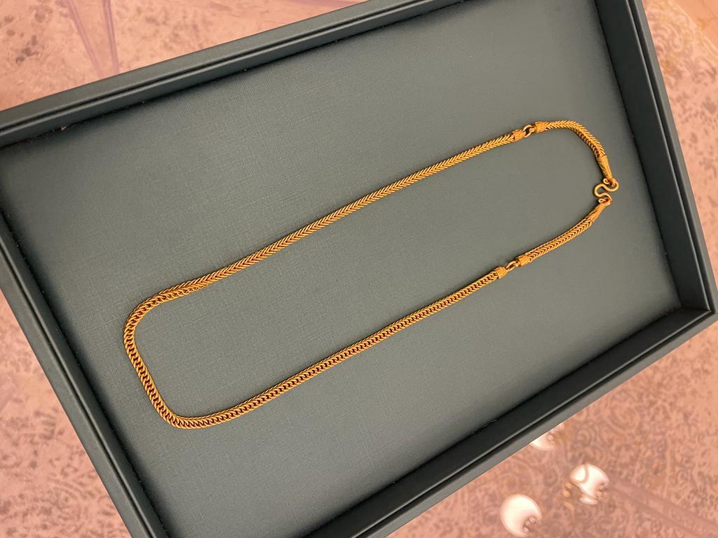 Extra long unisex chain

S hook

box style link

23k gold

Ready to ship 

66cm length /  26 inches

45 grams

comes with valuation**
