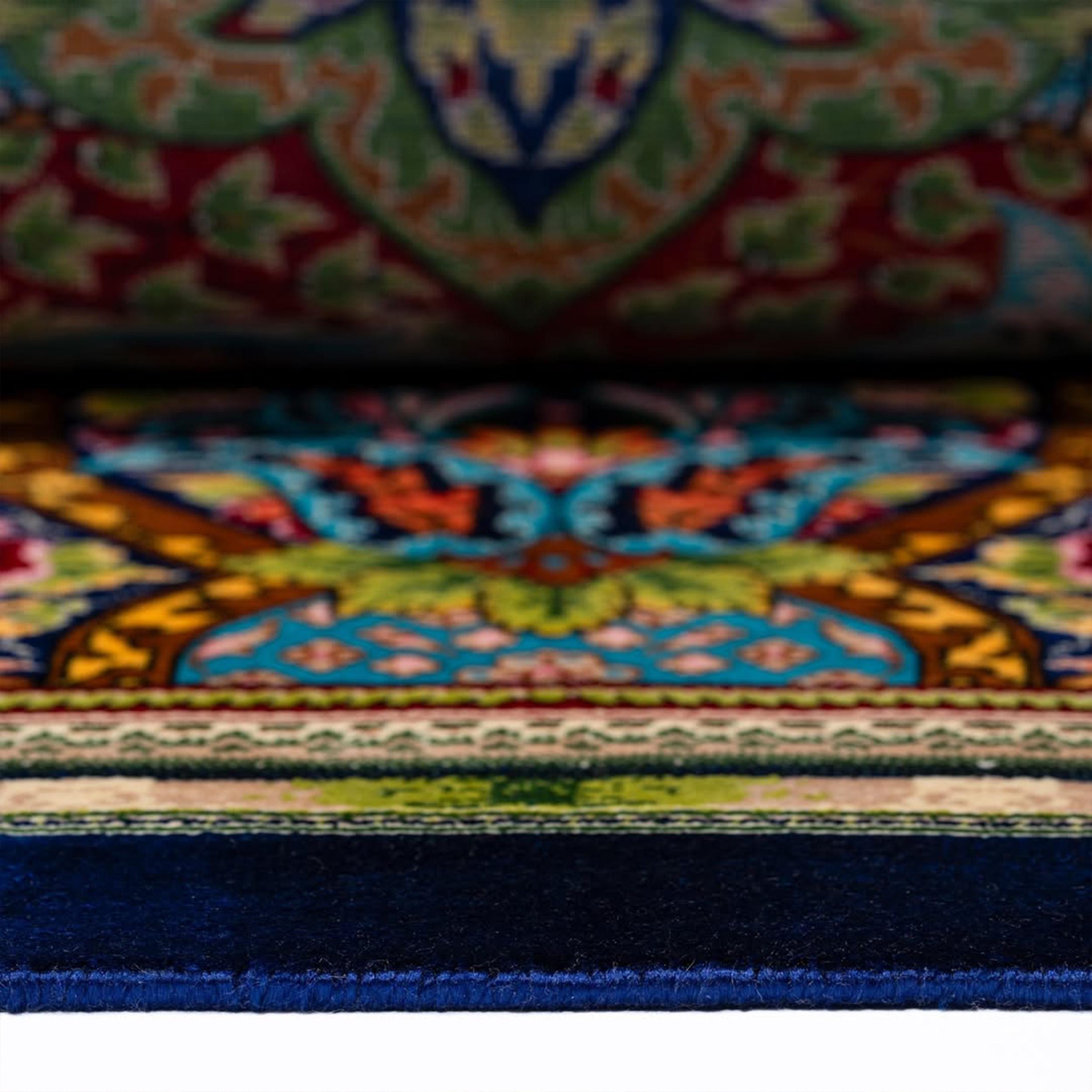 Noué à la main Tapis persan Shah Abbasi avec médaillon et volutes cachemire dans les tons de bijoux en vente