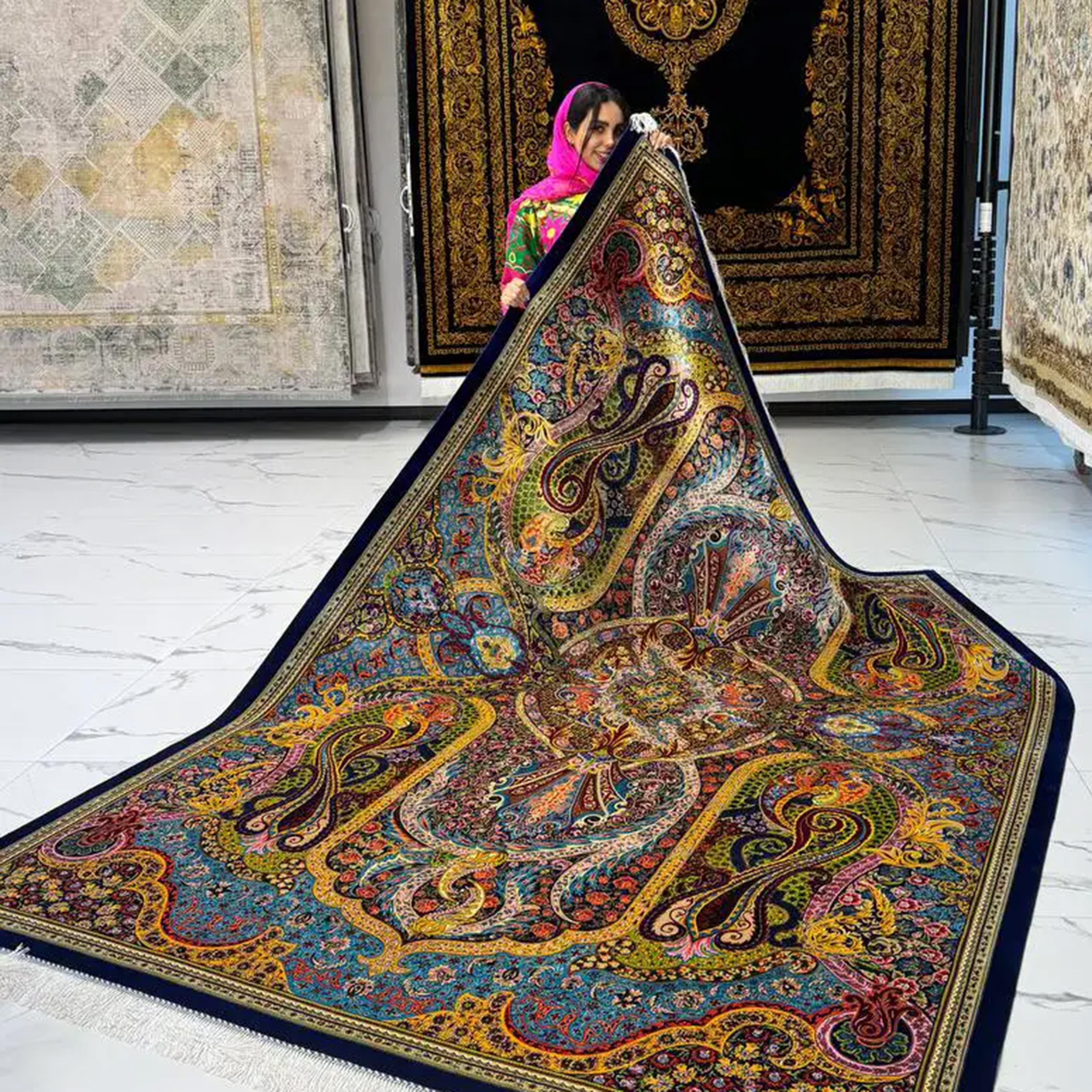 Soie Tapis persan Shah Abbasi avec médaillon et volutes cachemire dans les tons de bijoux en vente