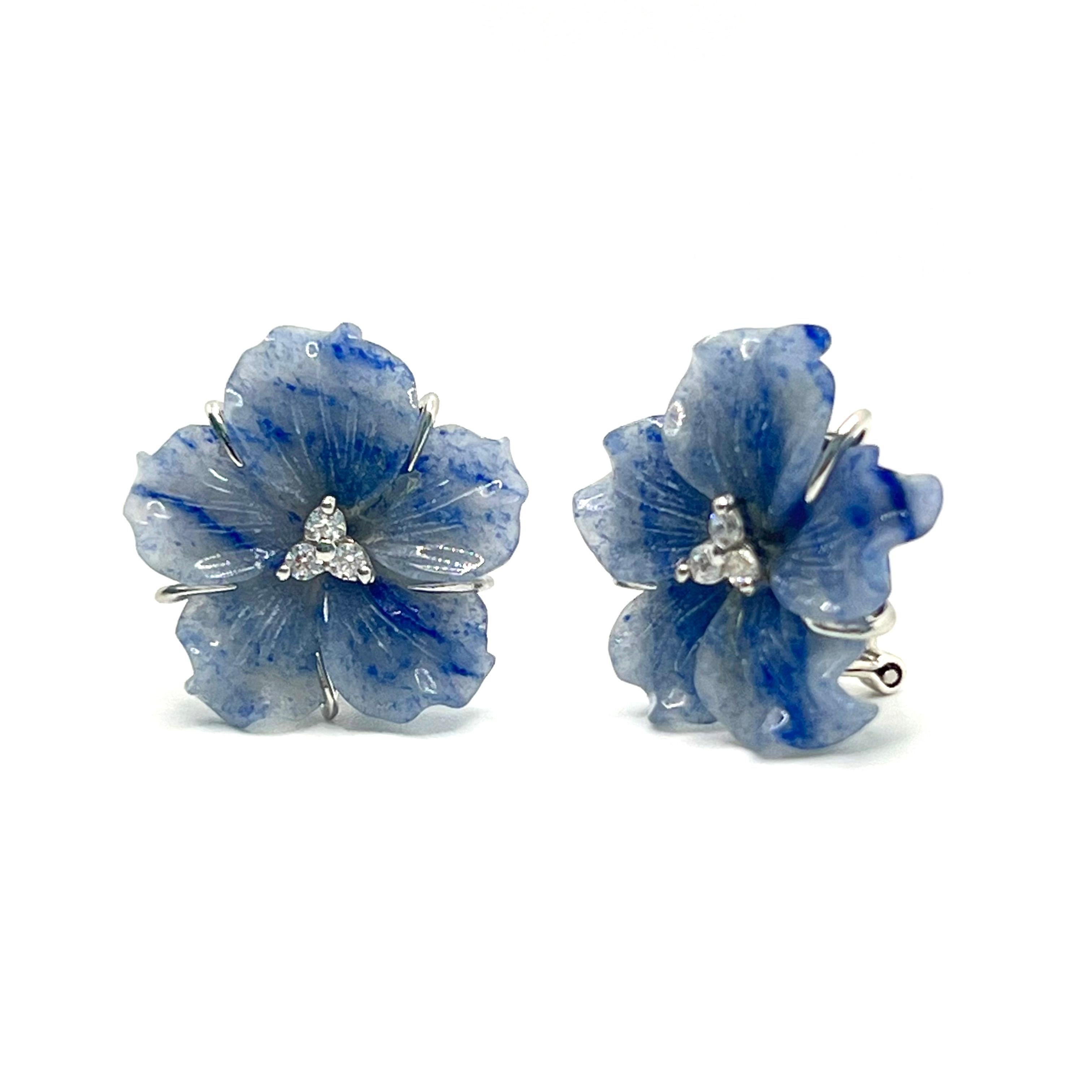 Artisan Boucles d'oreilles Fleur de Dumortierite bleue sculptée 23mm en vente