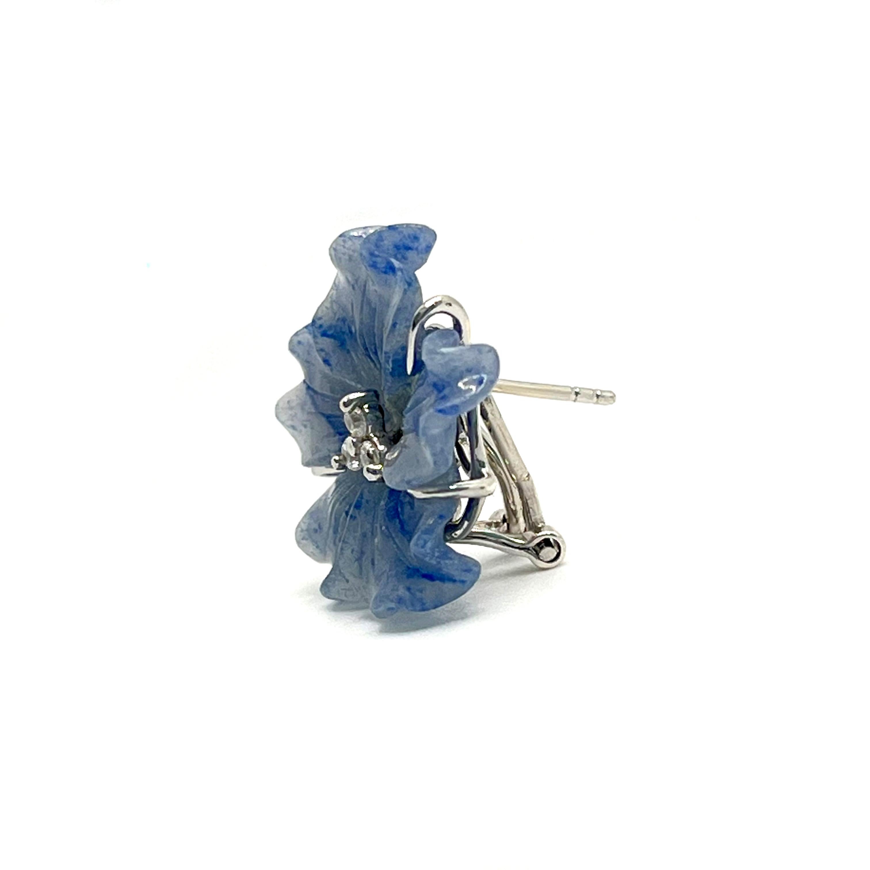 geschnitzte blaue Dumortierite-Blumen-Ohrringe, 23 mm (Gemischter Schliff) im Angebot