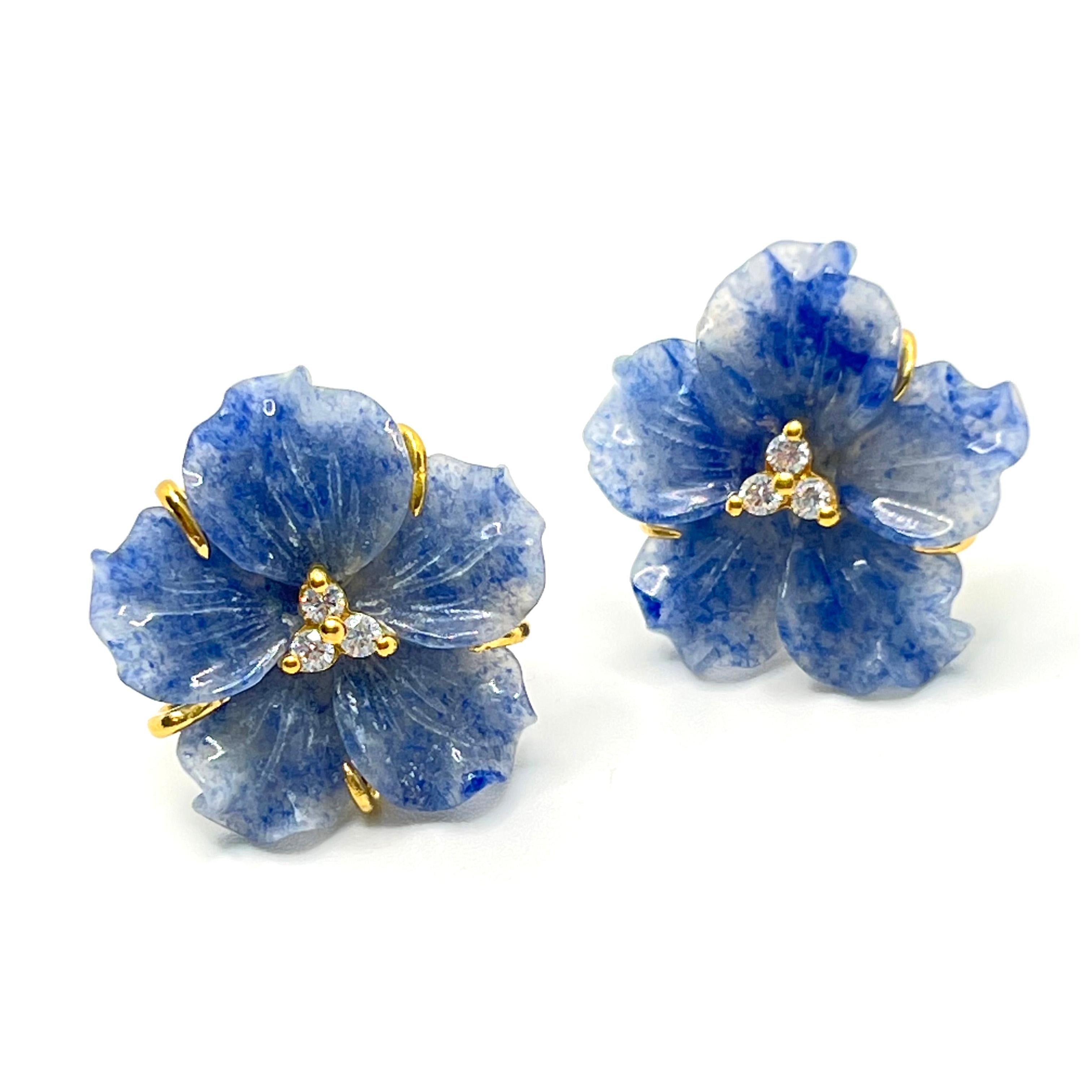 Elegant 23mm Carved Dumortierite Flower Vermeil Earrings

This gorgeous pair of earrings features 23mm dumortierite carved into beautiful 3D flower, adorned with round simulated diamonds in the center, handset in 18k yellow gold vermeil over