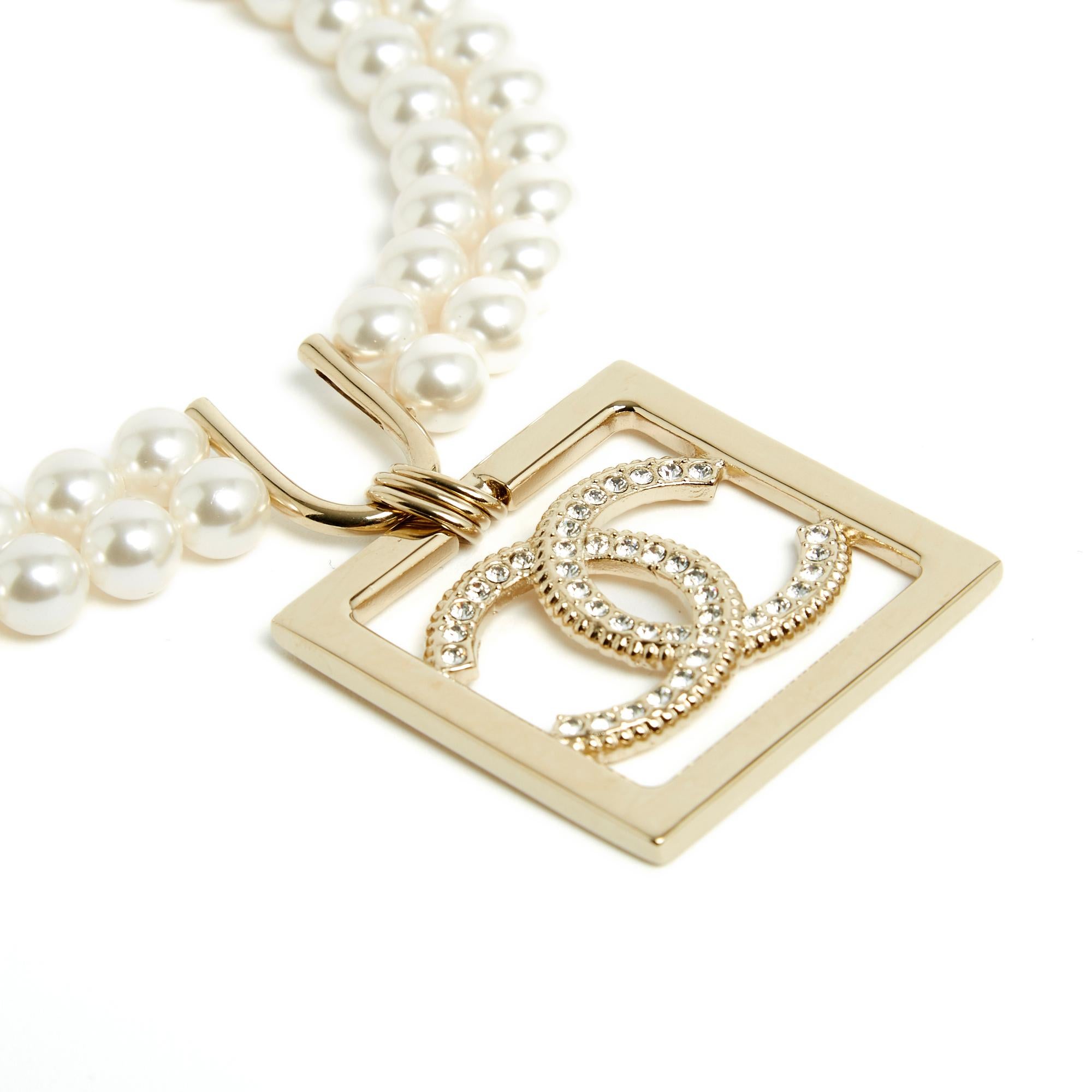 Boucles d'oreilles Chanel 23P CC en carré XL collier Excellent état - En vente à PARIS, FR
