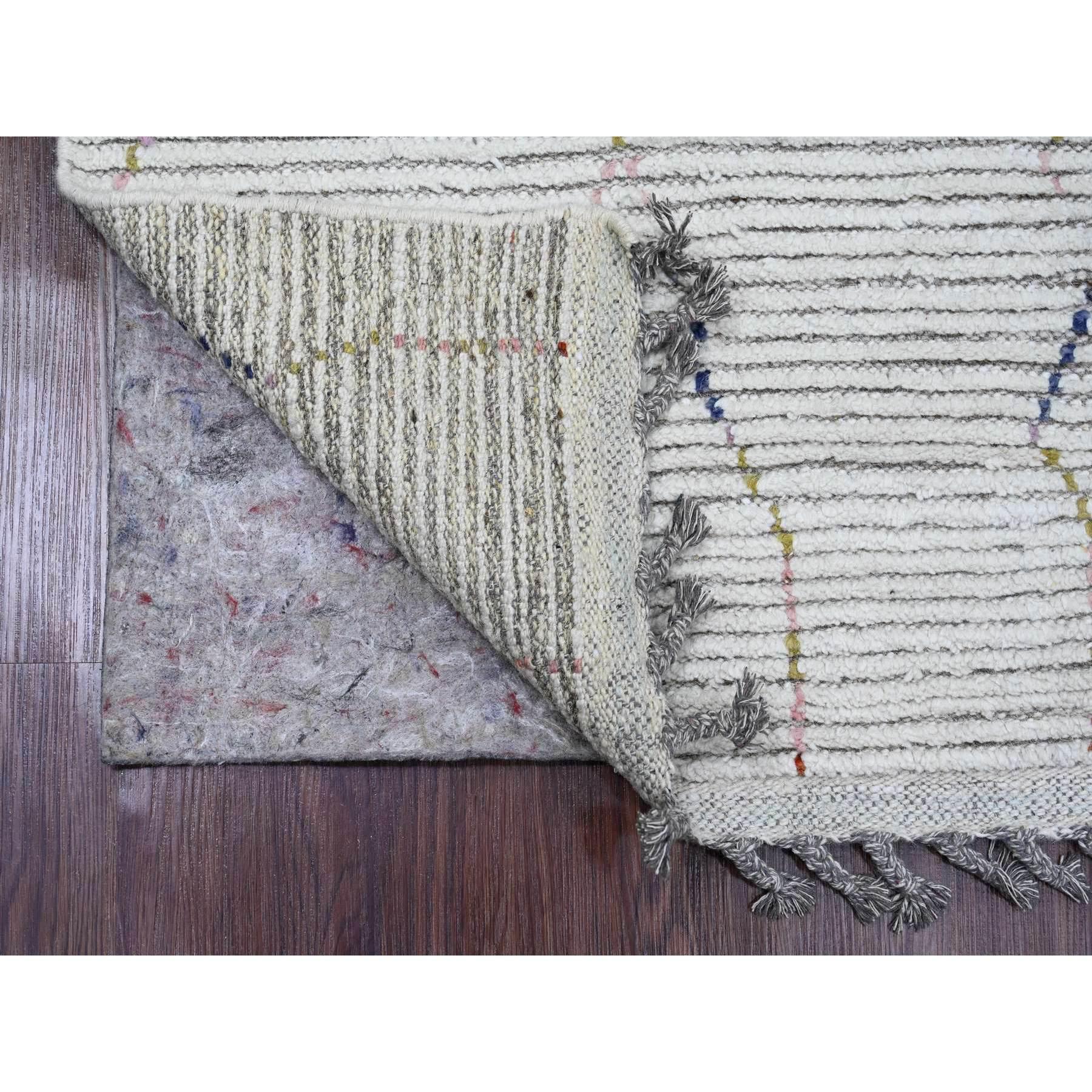 Chiffon White, Moroccan Weave with Zigzag Line Design, Soft Wool, Hand Knotted, Textured Pile, Runner, Oriental Rug
Matières premières : Laine
Latex : Pas de poils 
hauteur : 0,25 pouces
Style : Traditionnel
Couleur primaire : Ivoire
Couleurs