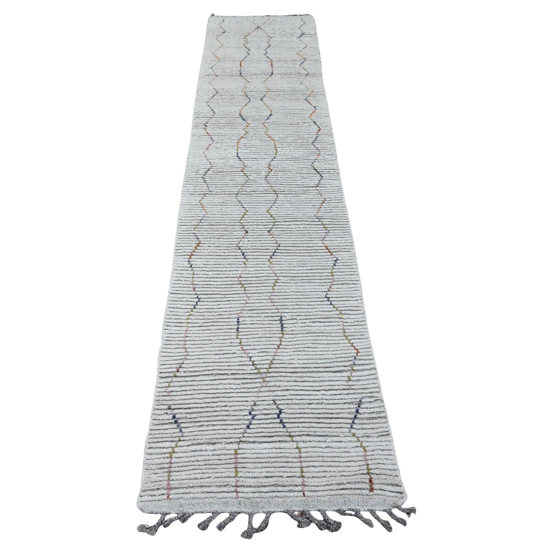 2'3 "x10'5" Tapis de course en laine nouée à la main, tissage marocain blanc, Design Line Zigzag en vente