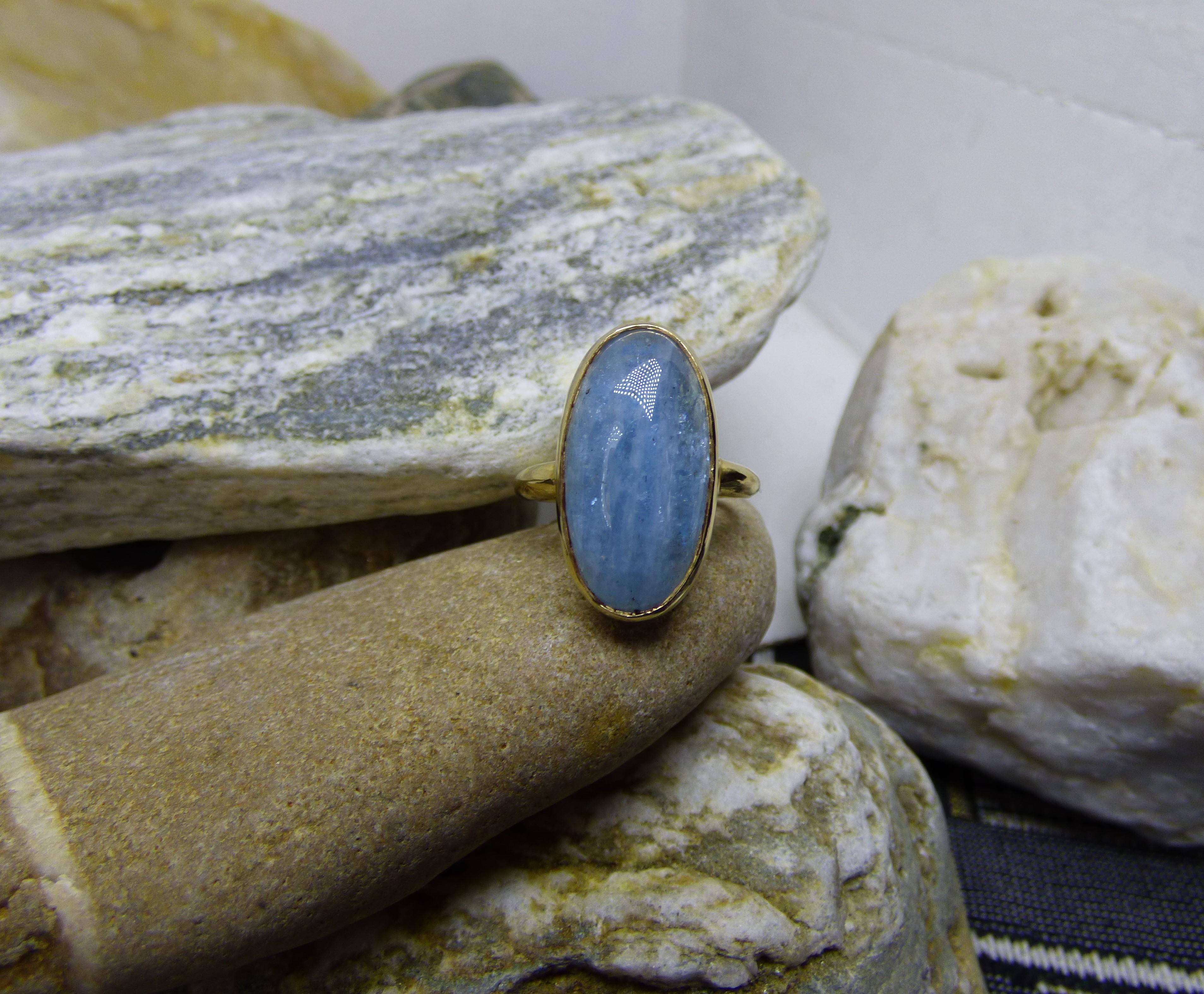 23X12mm Aquamarine Cabochon Set in 9ct. Gold Ring In New Condition For Sale In Dublin, IE