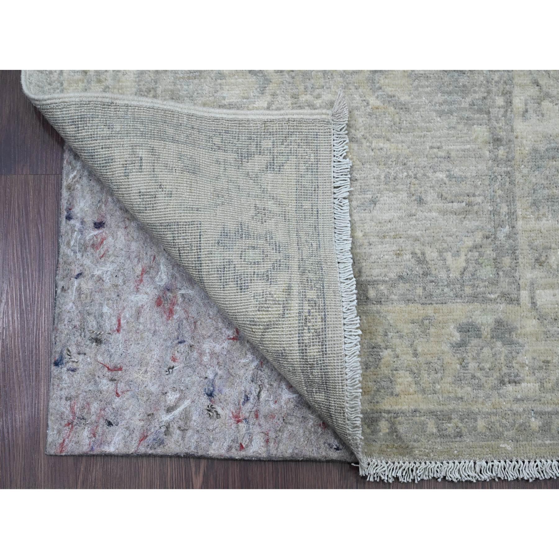 Mittelgrau, Peshawar mit All Over Heriz Design, Hochgebirgswolle, handgeknüpft, pflanzlich gefärbt, dicht gewebt, XL Läufer, Orientteppich
Primäre MATERIALIEN: Wolle
Latex: Kein Flor 
Höhe: 0,25 Zoll
Stil: Transitional
Grundfarbe: