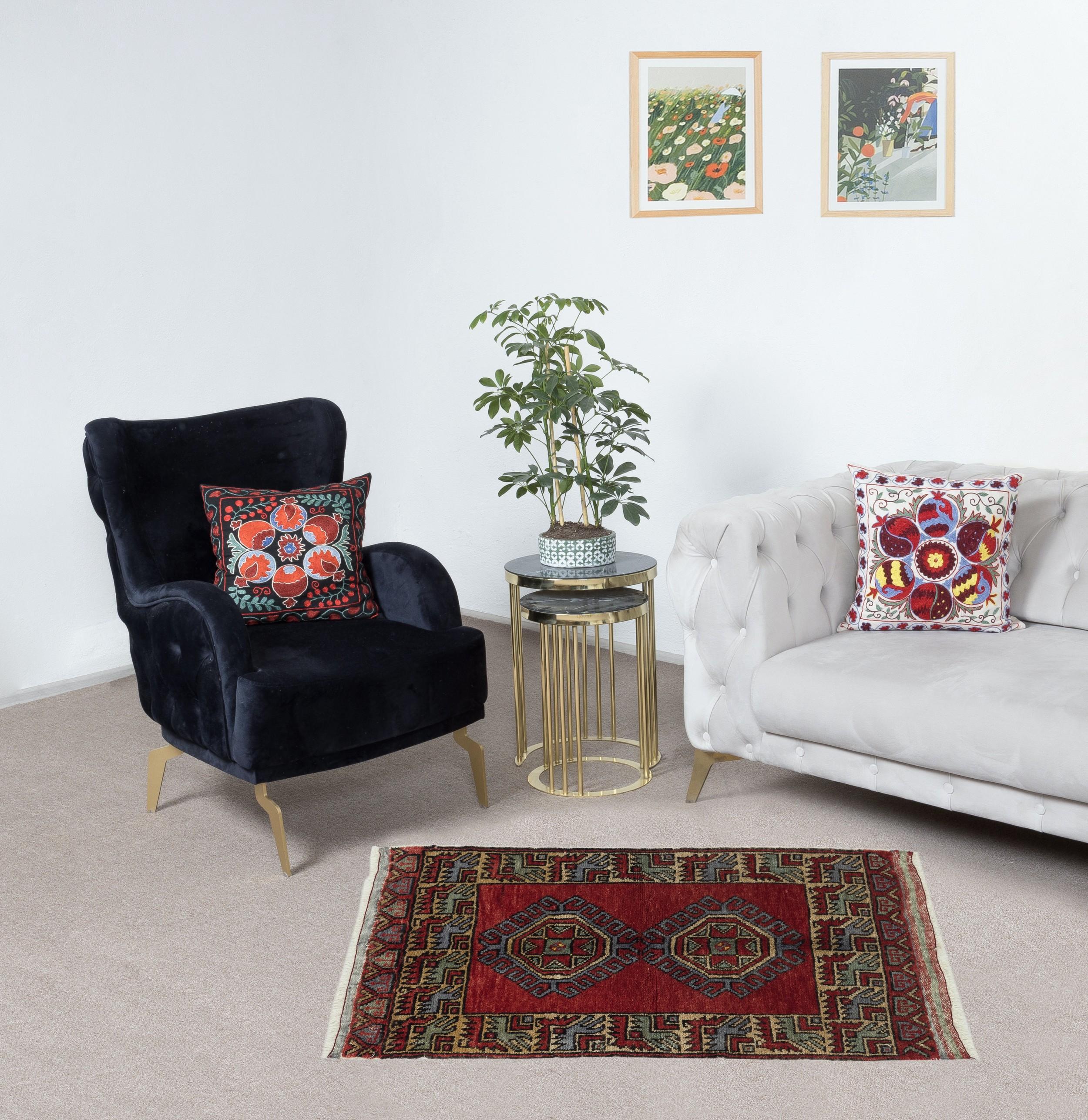 Bringen Sie einen Hauch von zeitloser Eleganz in Ihr Zuhause mit diesem handgeknüpften türkischen Streuteppich im Vintage-Stil, der von erfahrenen Kunsthandwerkern aus 100 % Wolle hergestellt wird. Dieser Teppich eignet sich perfekt als Fußmatte,