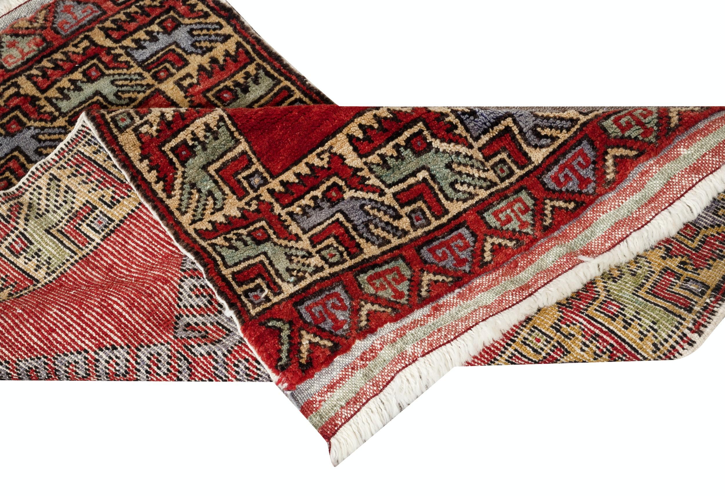 23x38 in einzigartigem, handgeknüpftem Vintage-Akzentteppich in Dunkelrot aus 100 % Wolle, Unikat (Rustikal) im Angebot