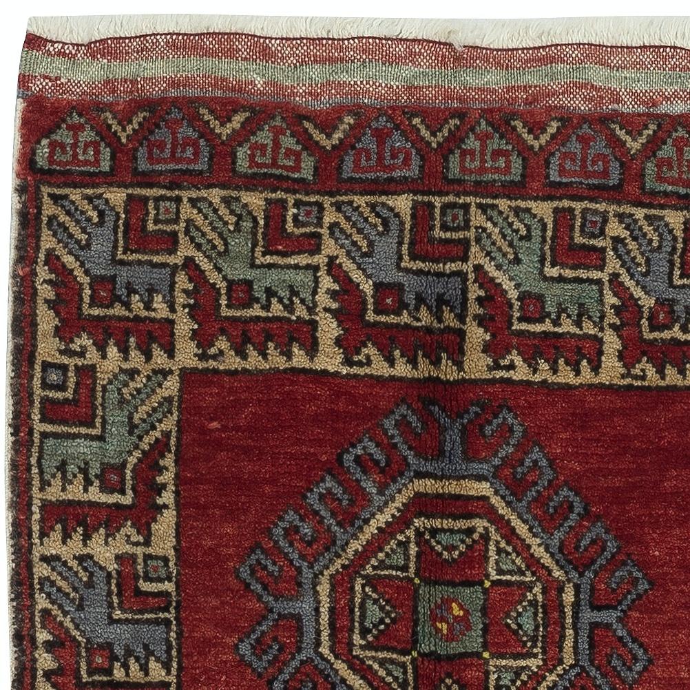 23x38 in einzigartigem, handgeknüpftem Vintage-Akzentteppich in Dunkelrot aus 100 % Wolle, Unikat (Türkisch) im Angebot