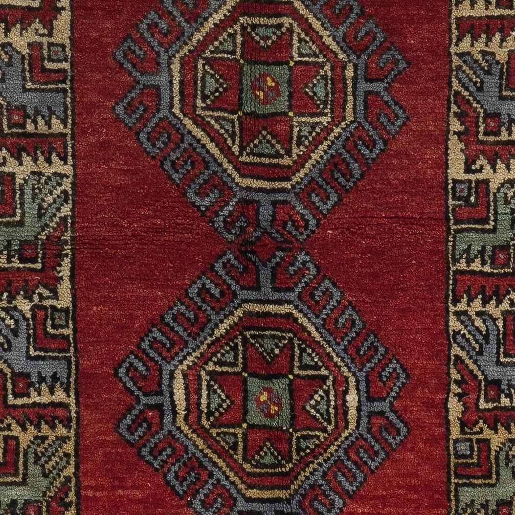 23x38 in einzigartigem, handgeknüpftem Vintage-Akzentteppich in Dunkelrot aus 100 % Wolle, Unikat (Handgeknüpft) im Angebot