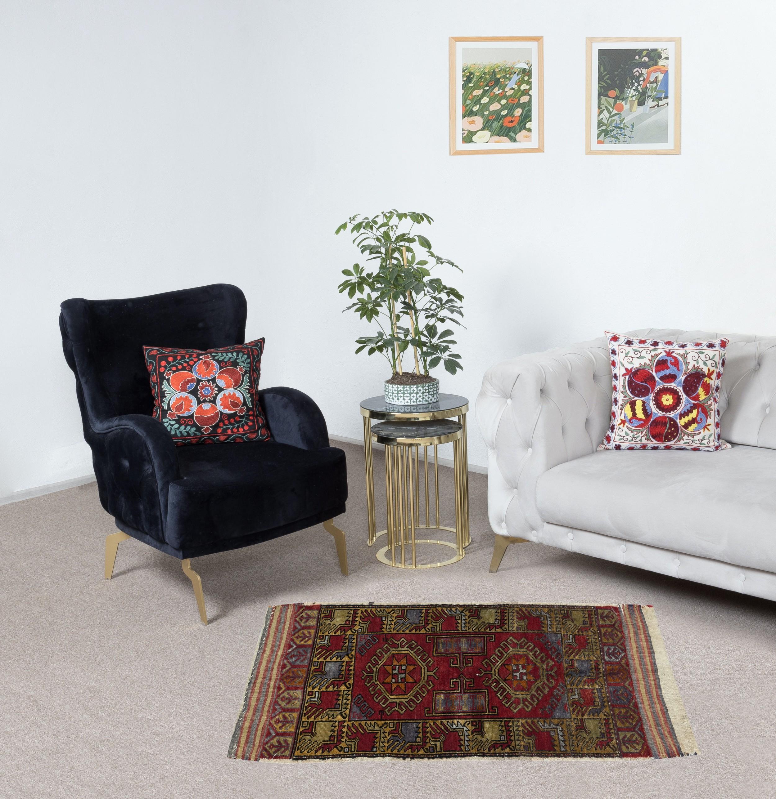 Bringen Sie einen Hauch von zeitloser Eleganz in Ihr Zuhause mit diesem handgeknüpften türkischen Streuteppich im Vintage-Stil, der von erfahrenen Kunsthandwerkern aus 100 % Wolle hergestellt wird. Dieser Teppich eignet sich perfekt als Fußmatte,