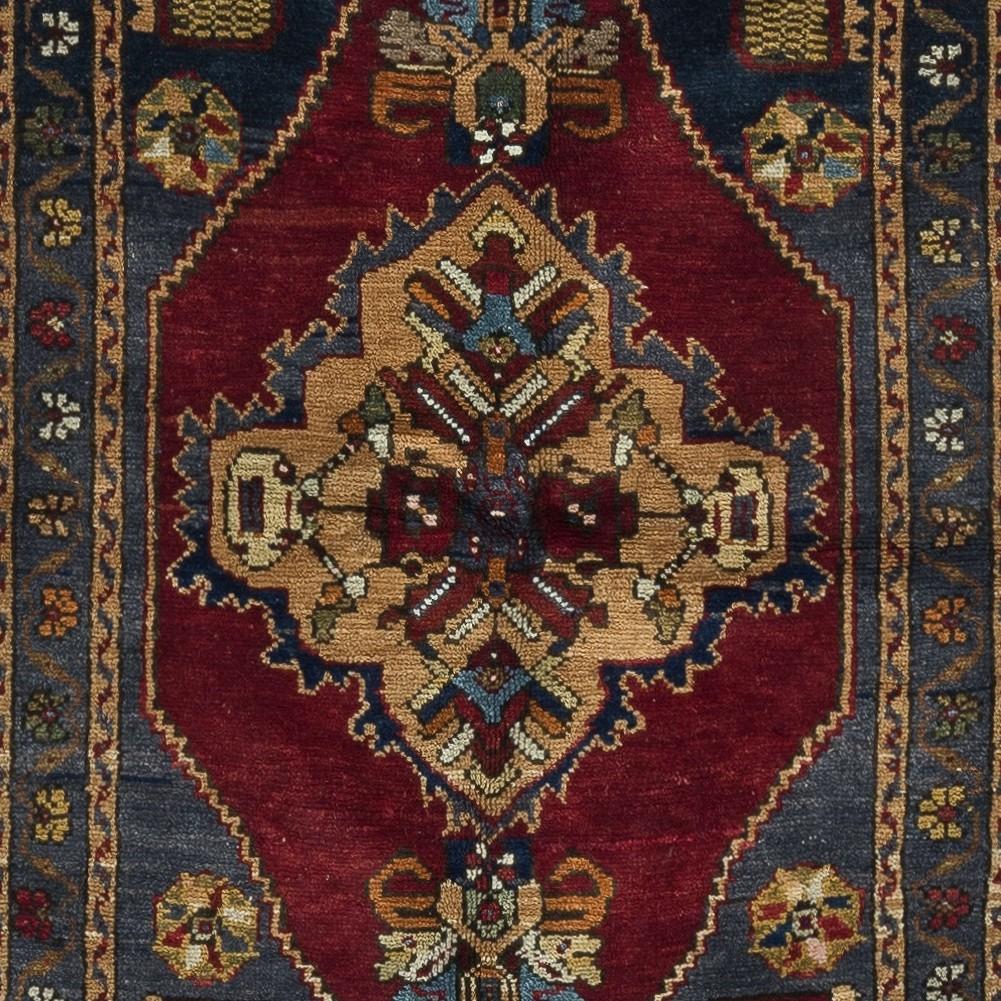 23x40 in Vintage Accent Rug. 100% Wool. Traditional Handmade Turkish Scatter Rug In Good Condition For Sale In Spring Valley, NY
