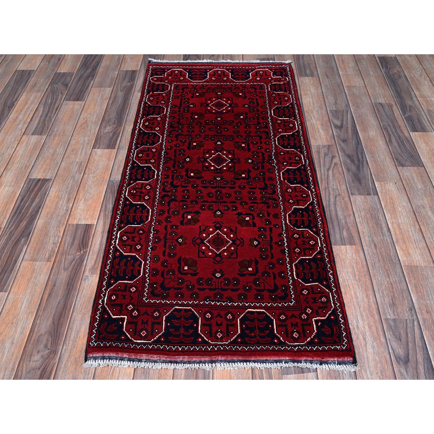 Beerenrot, Afghanischer Khamyab mit Tribal Design, 100% Wolle, Pflanzenfarben, Handgeknüpft, Kurzer Läufer, Orientteppich
Primäre MATERIALIEN: Wolle
Latex: Kein Flor 
Höhe: 0,25 Zoll
Stil: Traditionell
Grundfarbe: Rot
Sekundärfarben: Elfenbein,