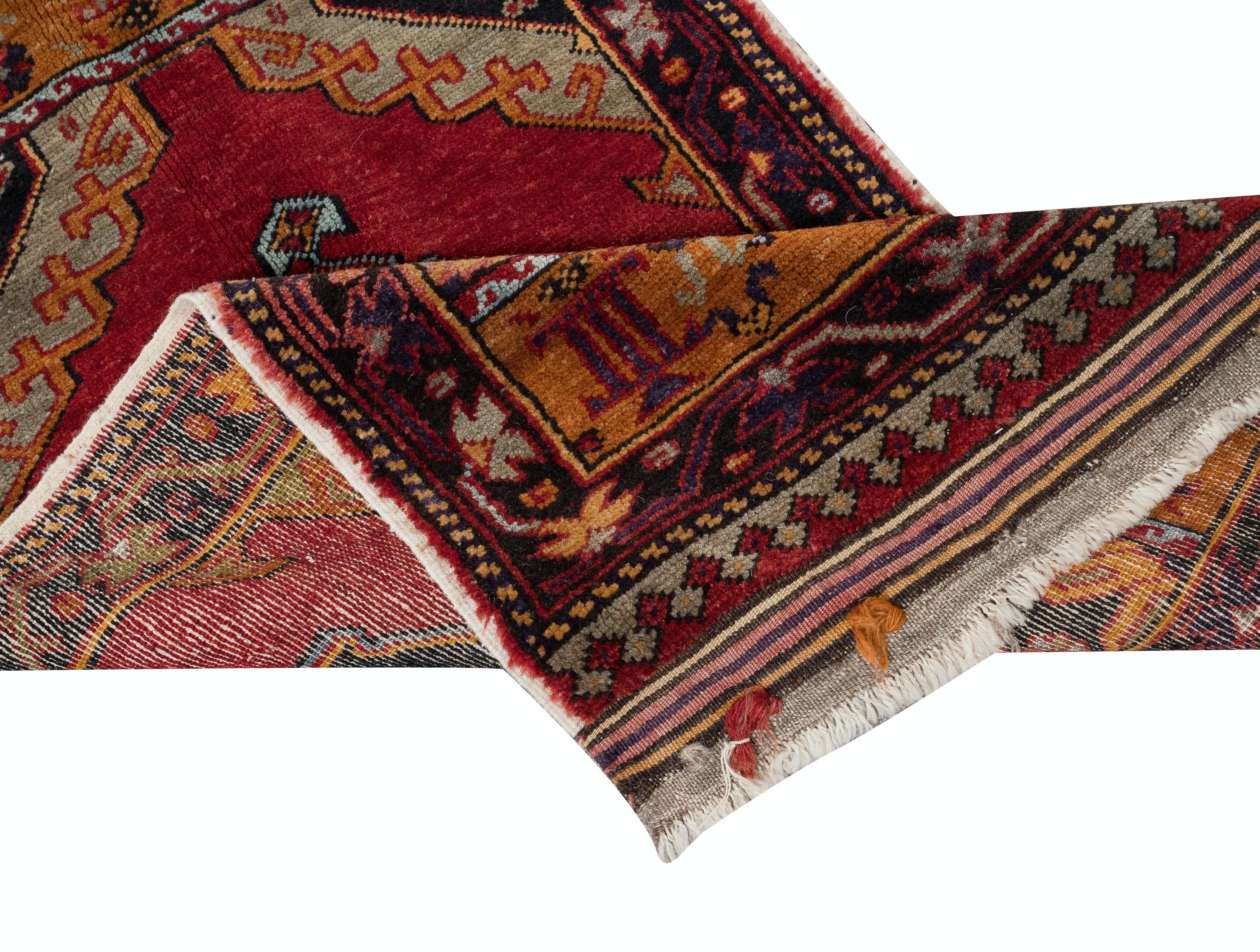 Dai un tocco di eleganza senza tempo alla tua casa con questo tappeto vintage turco annodato a mano, realizzato al 100% in lana da abili artigiani. Perfetto come zerbino, tappeto d'accento o piccolo pezzo decorativo, questo tappeto incarna la