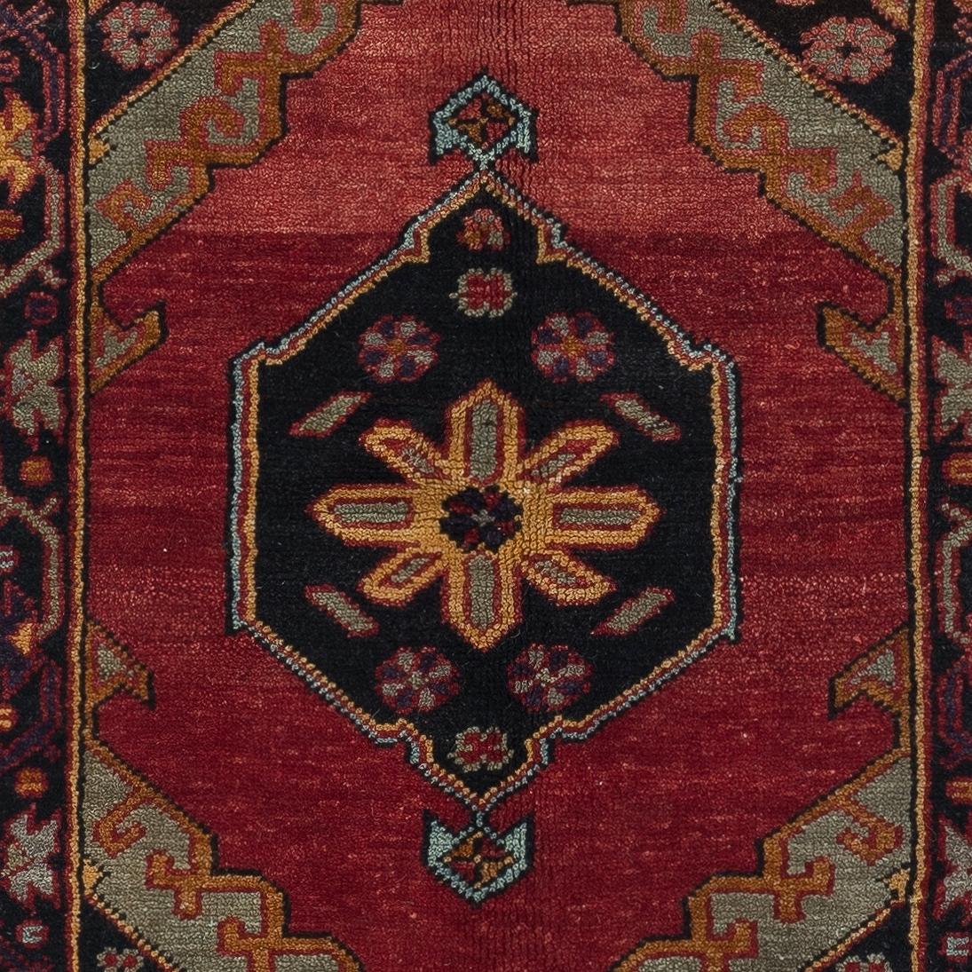 23x42 in Tappeto d'accento turco unico nel suo genere, fatto a mano nel 1960 e realizzato in lana In condizioni buone in vendita a Spring Valley, NY