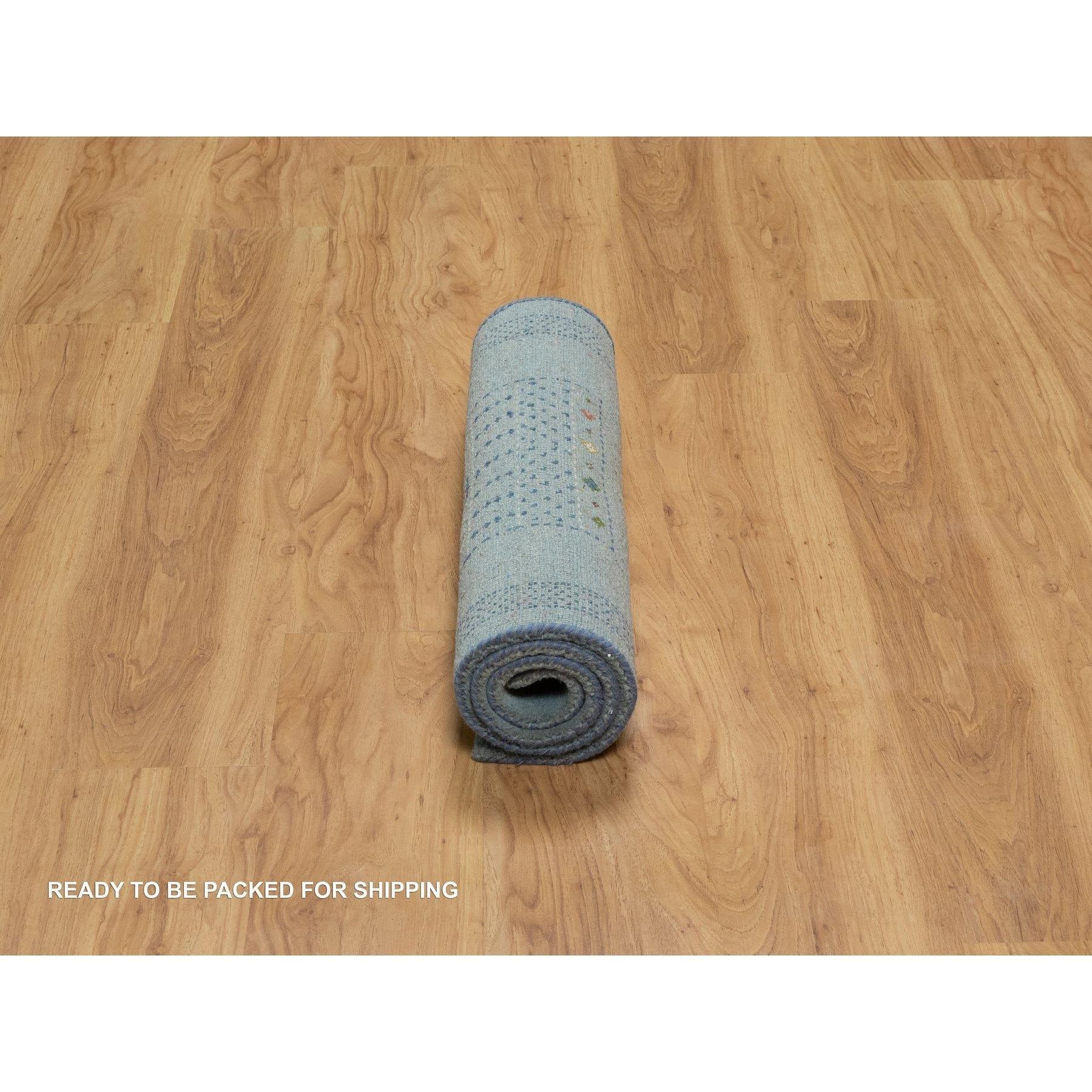 Tappeto in pura lana annodato a mano con figure di animali Lori Buft Gabbeh blu 2'3 