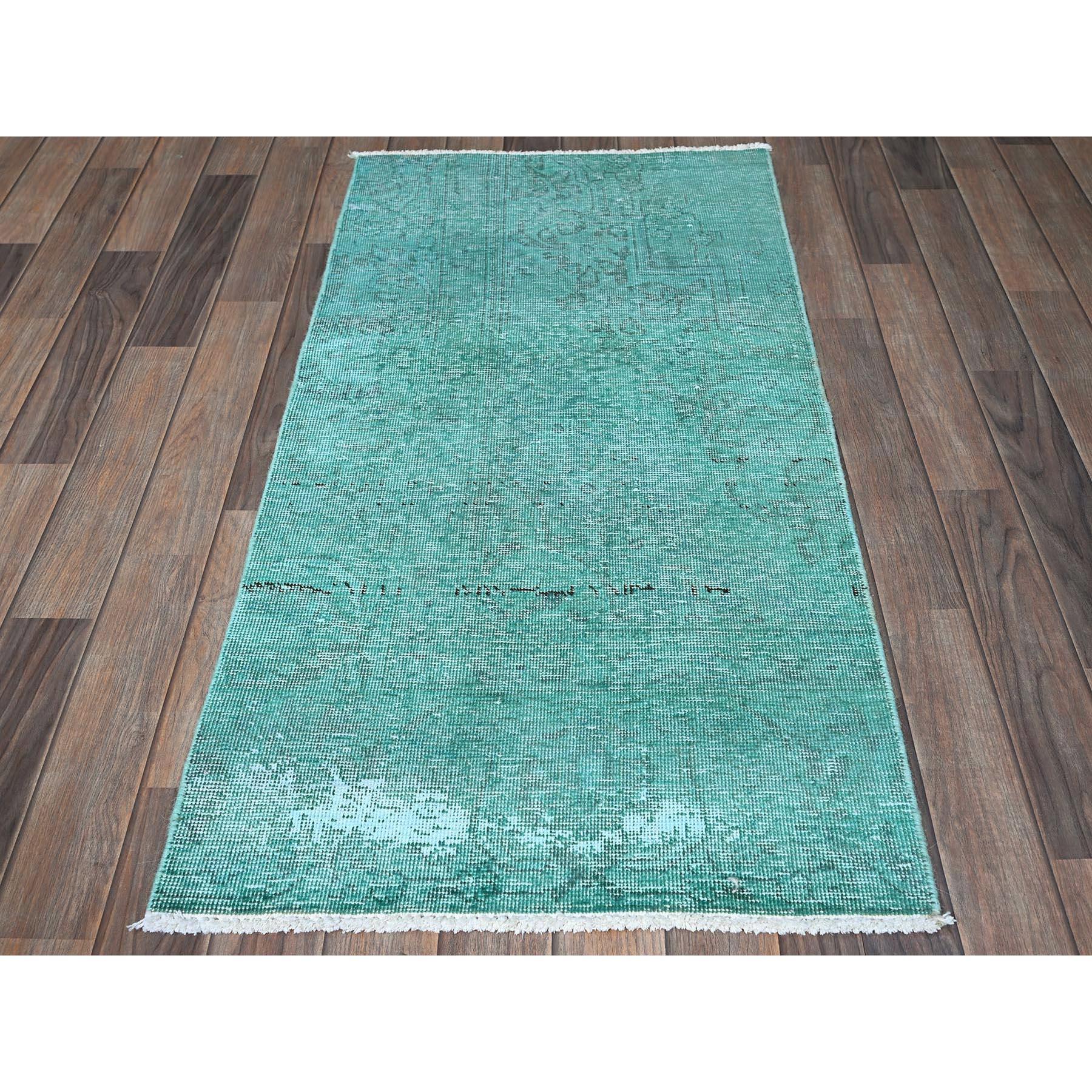 Flaschengrün, Overdyed Vintage Persian Tabriz, abgenutzt und beschädigt, Seiten und Enden professionell gesichert, rasiert, handgeknüpft, 100% Wolle, Fragment, Matte, Orientteppich
Primäre MATERIALIEN: Wolle
Latex: Kein Flor 
Höhe: 0,25 Zoll
Stil: