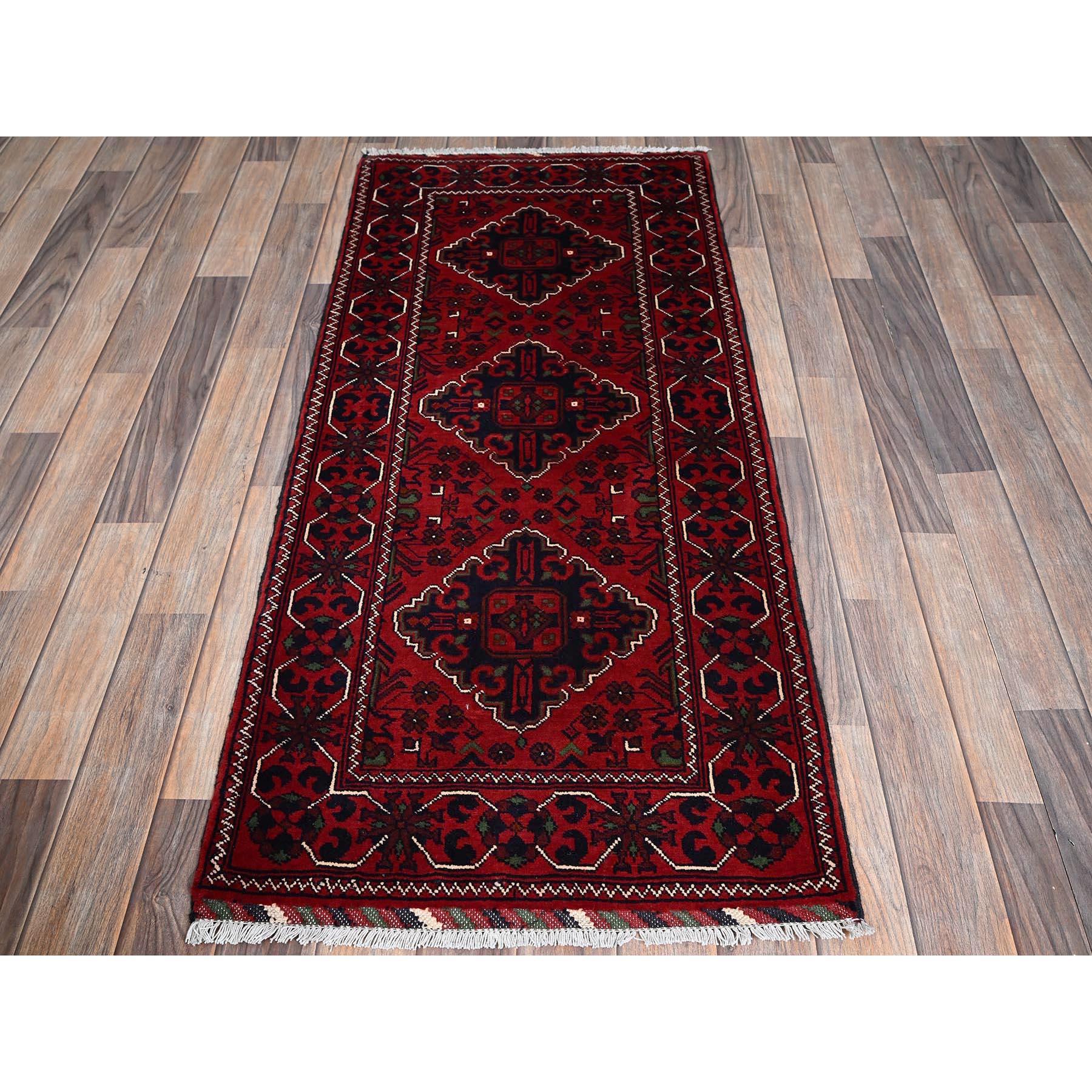 Rouge cramoisi, Khamyab afghan à motifs de médaillons géométriques, noué à la main, laine douce, teintures végétales, court et étroit, tapis d'Orient
Matières premières : Laine
Latex : Pas de poils 
hauteur : 0,25 pouces
Style : Traditionnel
Couleur
