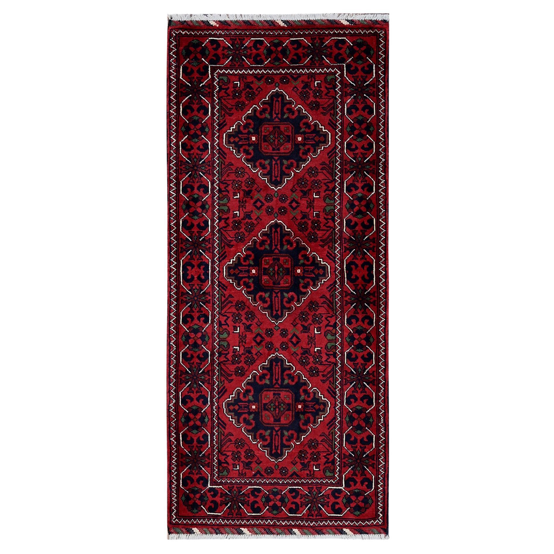 2'3 "x5' Rouge Afghan Khamyab Geometric Design Hand Knotsted Soft Wool Runner Rug (Tapis de course en laine douce nouée à la main) en vente
