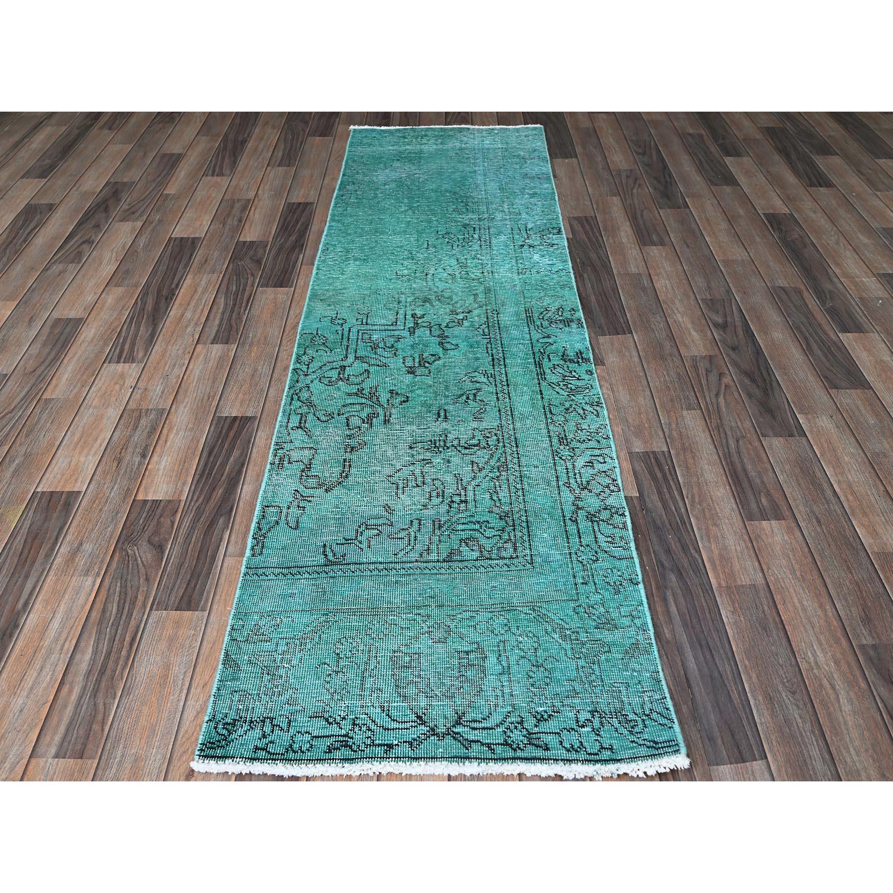Vert Wasabi, Tabriz persan vintage surteint avec Abrash distinctif, usé et vieilli, côtés et extrémités sécurisés professionnellement, rasé bas, noué à la main, 100% laine, Fragment, Couloir étroit, Tapis d'Orient
Matières premières : Laine
Latex :