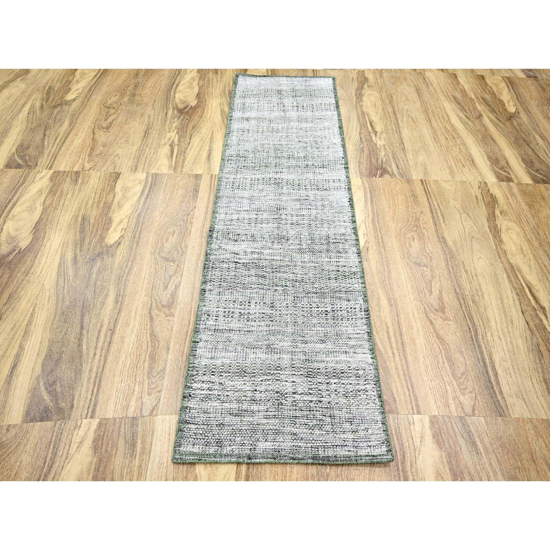 Coton blanc et vert forêt, noué à la main, motifs d'herbes oxydées et vieillies avec chaînes apparentes, 100% laine, chemin de fer étroit, tapis d'Orient
Matières premières : Laine
Latex : Pas de poils 
hauteur : 0,25 pouces
Style :