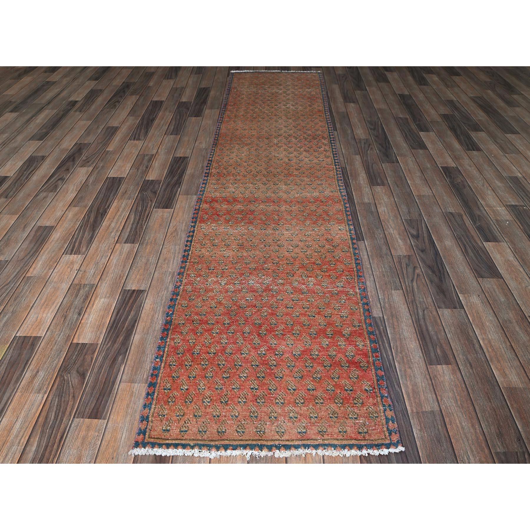 Rosso fuoco, disegno Boteh ripetitivo con Abrash distinto, Tabriz persiano d'epoca, rasato, zero pali, lati e estremità fissati professionalmente, annodato a mano, 100% lana, runner stretto, Tappeto orientale
Materiali primari: Lana
Lattice: No Pile