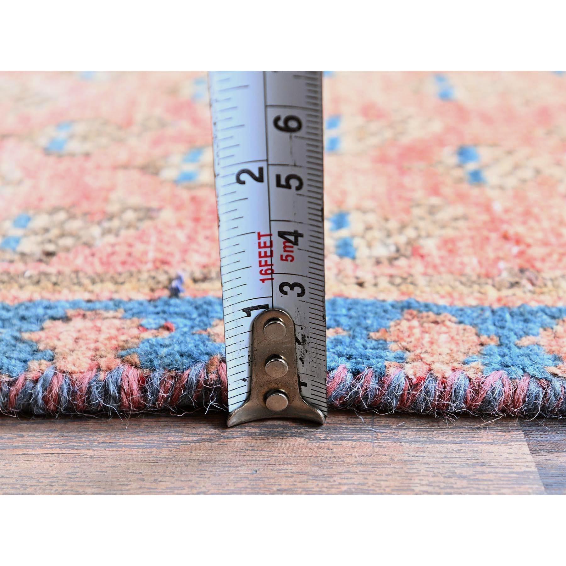 Tappeto orientale Runner in lana annodato a mano Tabriz Vintage rosso fiammante In condizioni ottime in vendita a Carlstadt, NJ