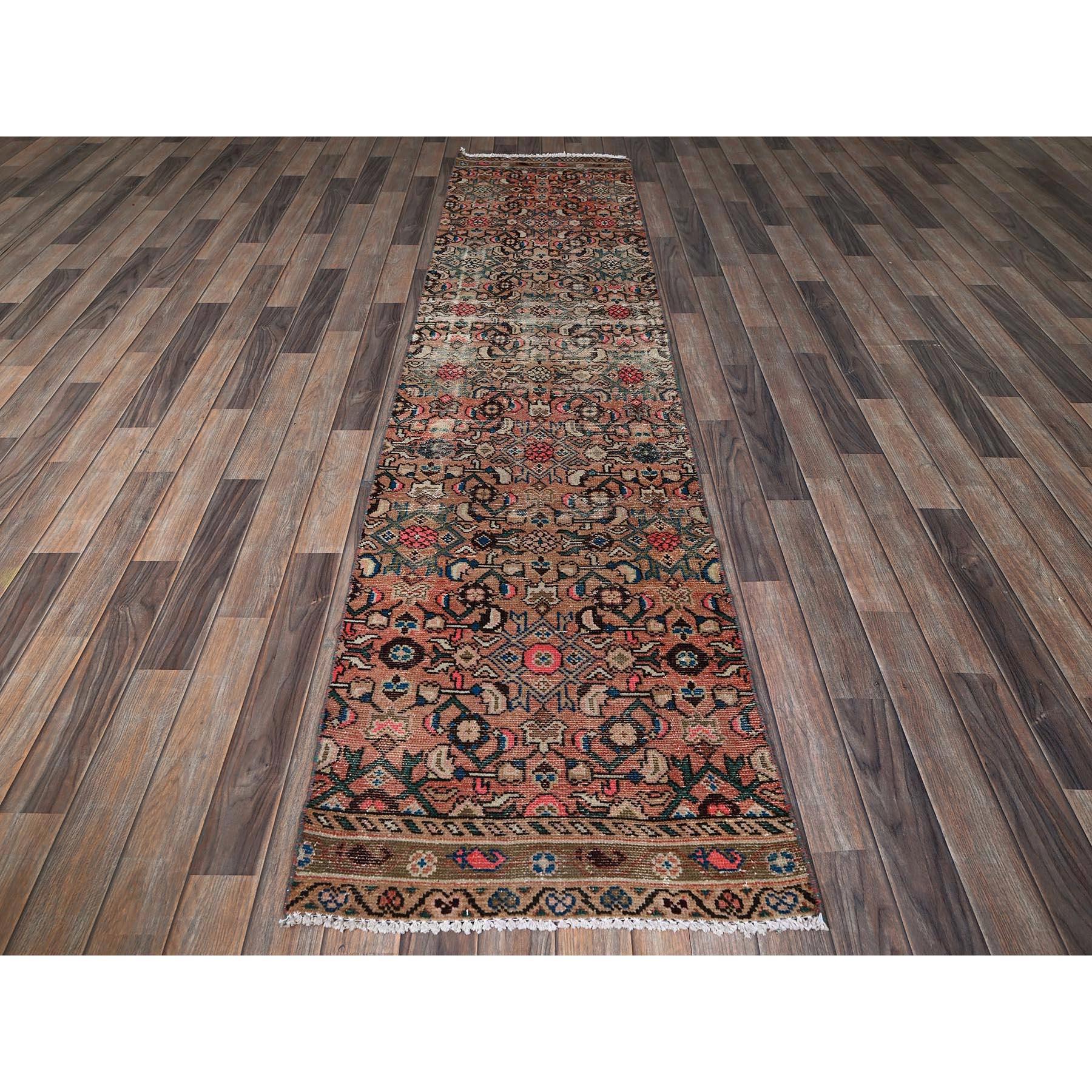 Rosa salmone, Hamadan persiano d'epoca con Fish Design/One, consumato e consumabile, ritagliato sottile, pelo zero, lati e estremità fissati professionalmente, annodato a mano, 100% lana, frammento, runner stretto, Tappeto orientale
Materiali