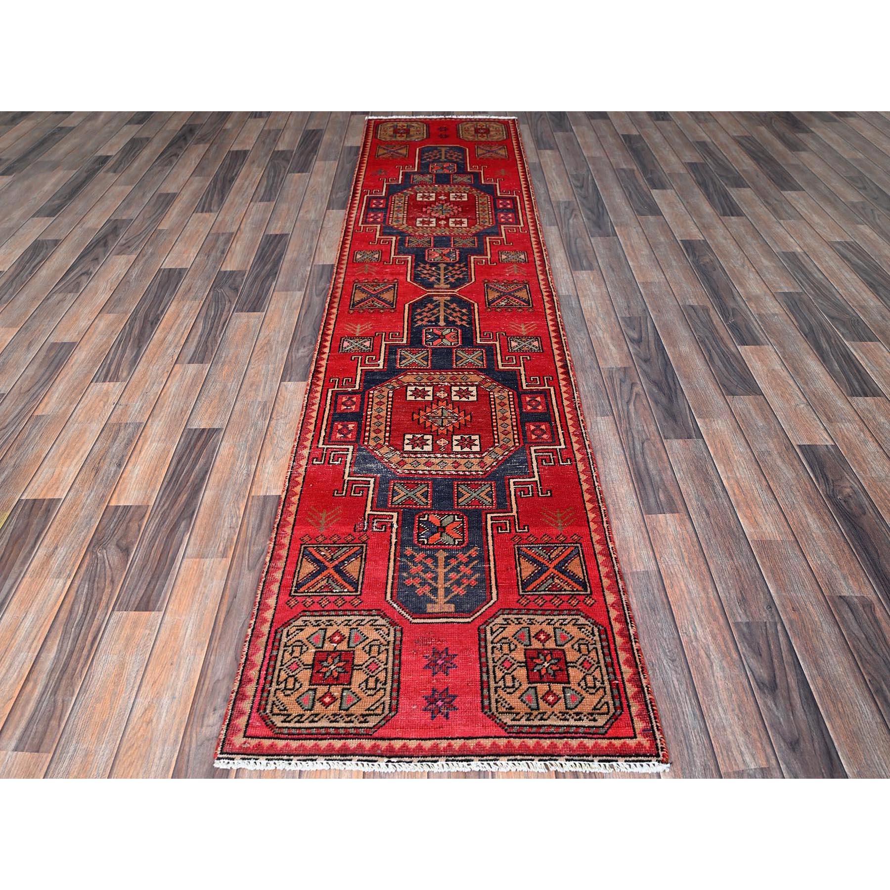 Karminrot, Vintage Persisch Tabriz mit geometrischem Muster, abgenutzt und beschädigt, 100% Wolle, handgeknüpft, dünn geschnitten, gleichmäßige Abnutzung, Seiten und Enden professionell gesichert, guter Zustand, schmaler Läufer,