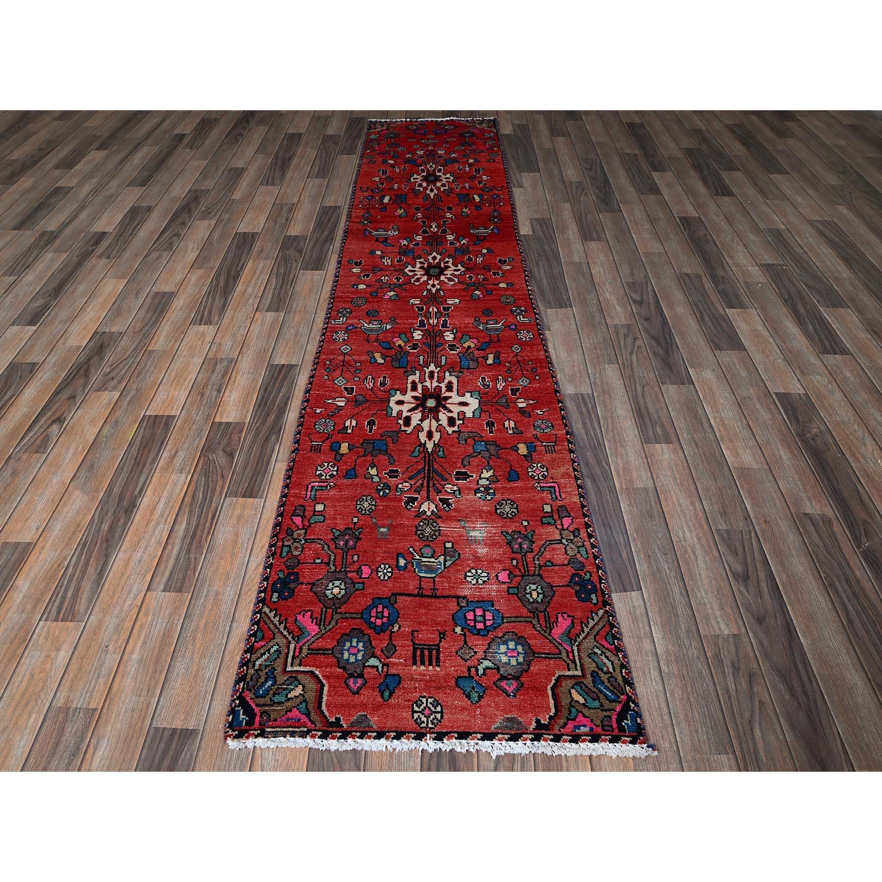 Karmesinrot, Vintage Persisch Hamadan mit kleinen Tierfiguren, Distressed, Niedrig rasiert, Null Flor, Seiten und Enden professionell gesichert, Handgeknüpft, Reine Wolle, Schmaler Läufer, Orientteppich
Primäre MATERIALIEN: Wolle
Latex: Kein Flor