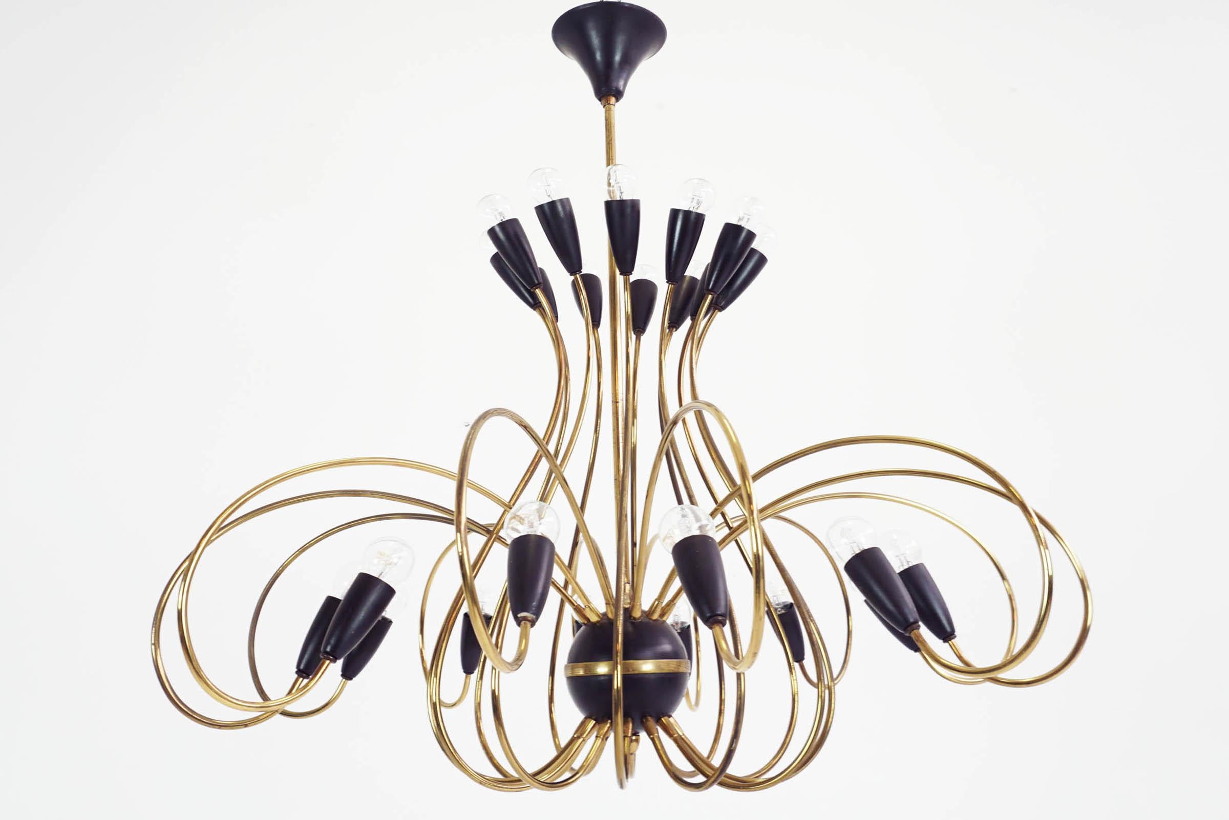 Stunning and big Italian chandelier with 24 arms
1950, Italy.