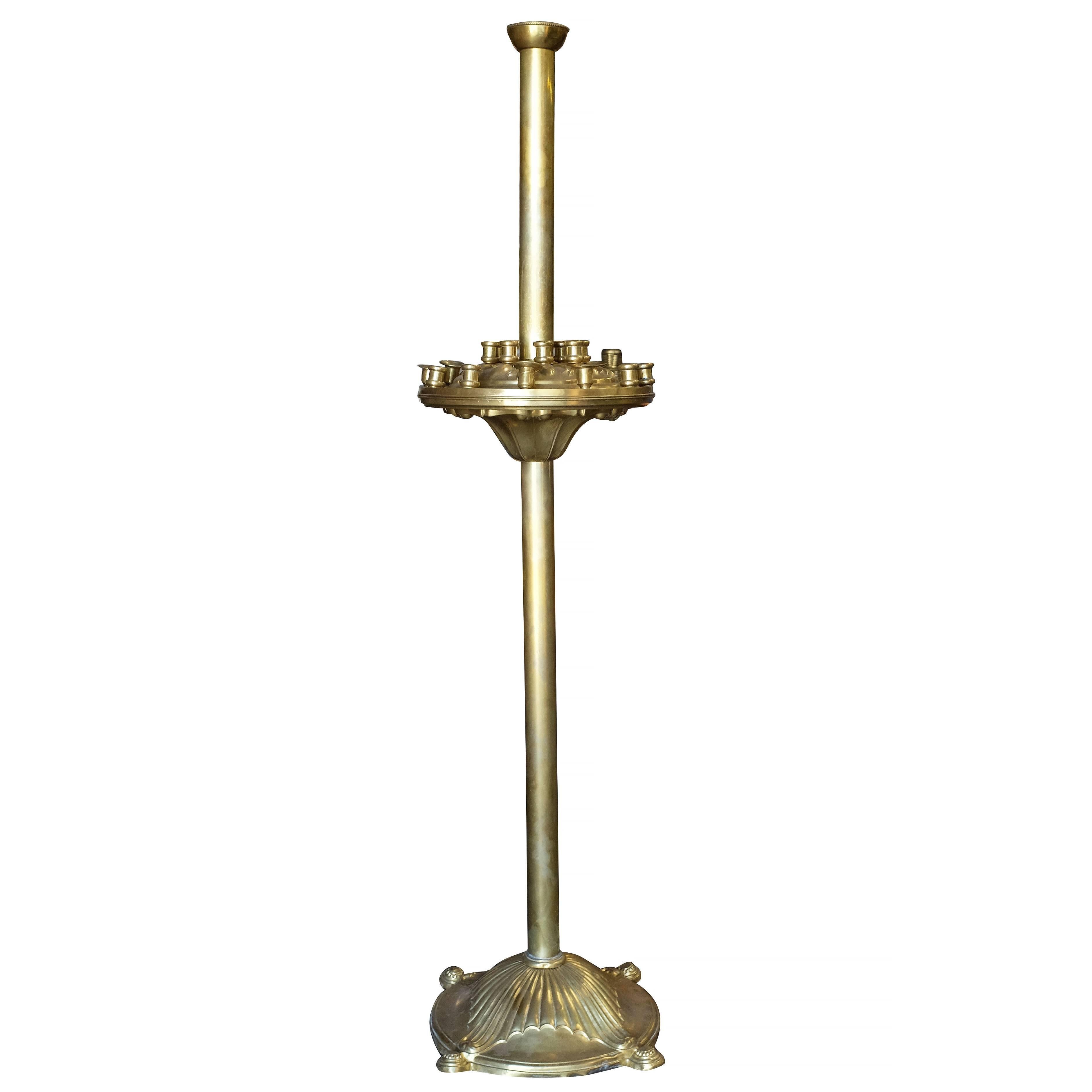 chandelier de sol cérémonial à 24 bougies en laiton que l'on trouve généralement dans les églises catholiques orthodoxes,

vers 1920.

   