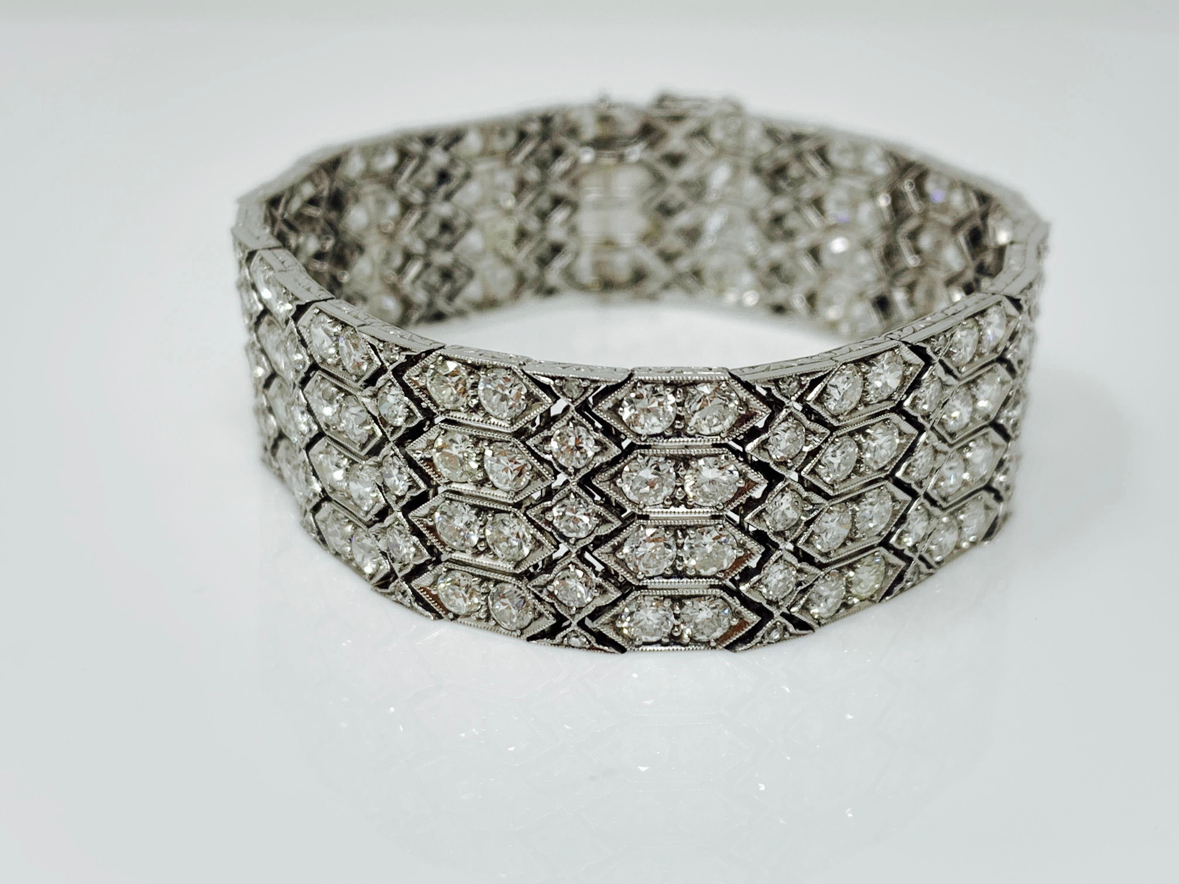 Cet ancien fabuleux bracelet large en diamants blancs, unique en son genre, a été réalisé à la main dans les années 1920. 
Poids du diamant : 24 carats, couleur GH et pureté VS - SI. 
Mesures : 7 pouces de long et 0,75 pouce de large. 

