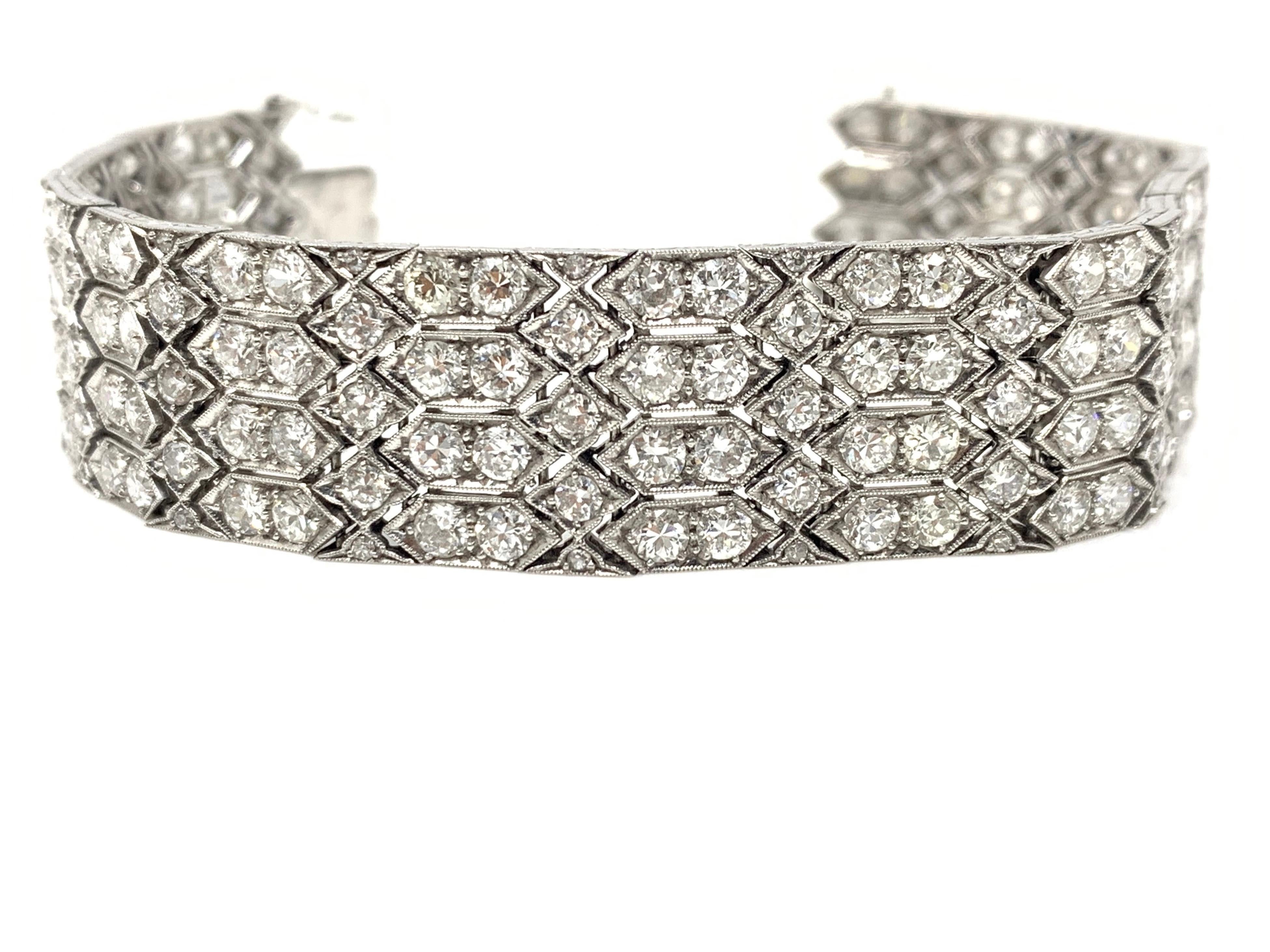 Taille ronde Bracelet ancien en platine avec diamants blancs de 24 carats et diamants de 1920 en vente