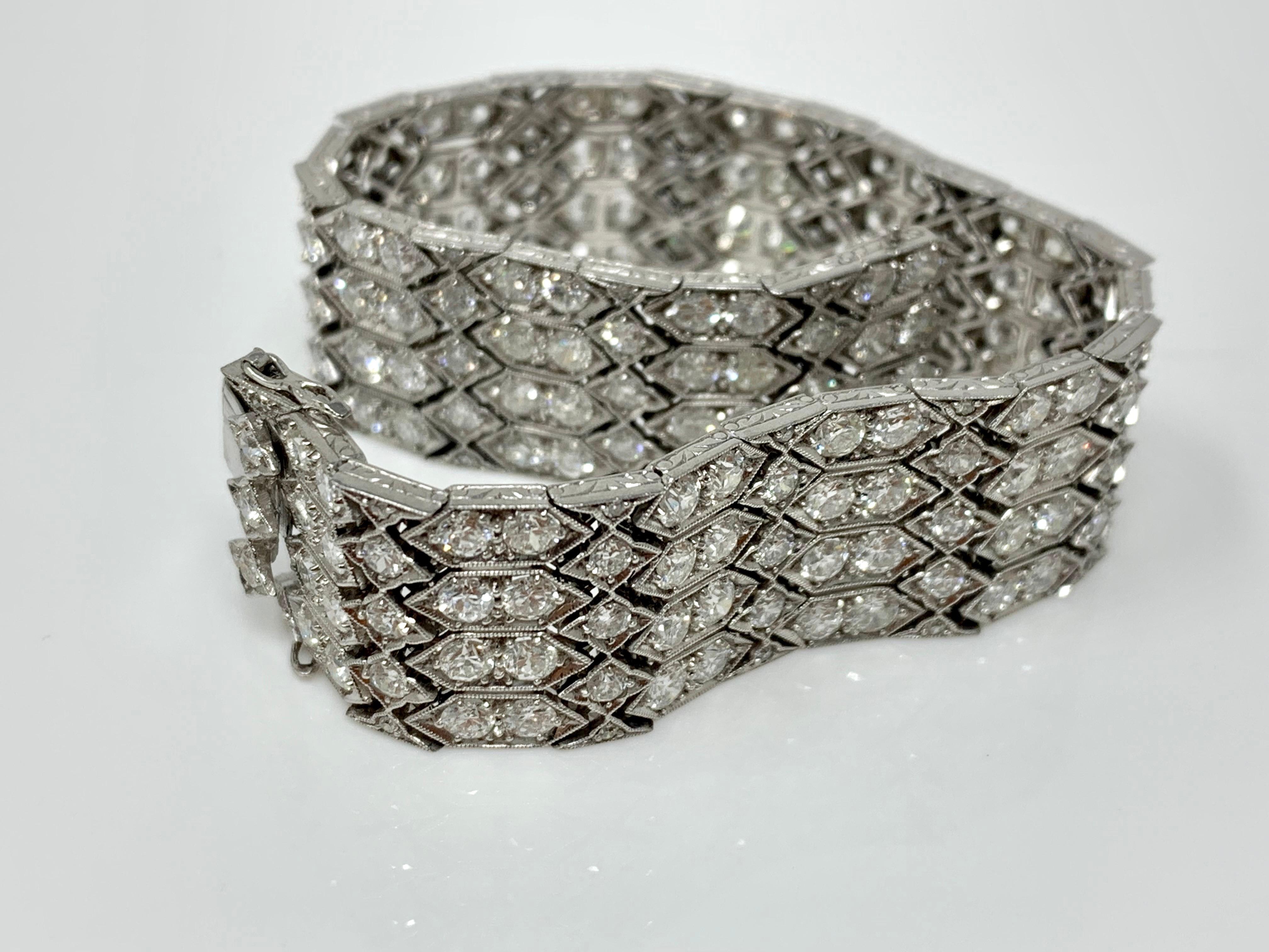 Bracelet ancien en platine avec diamants blancs de 24 carats et diamants de 1920 Pour femmes en vente