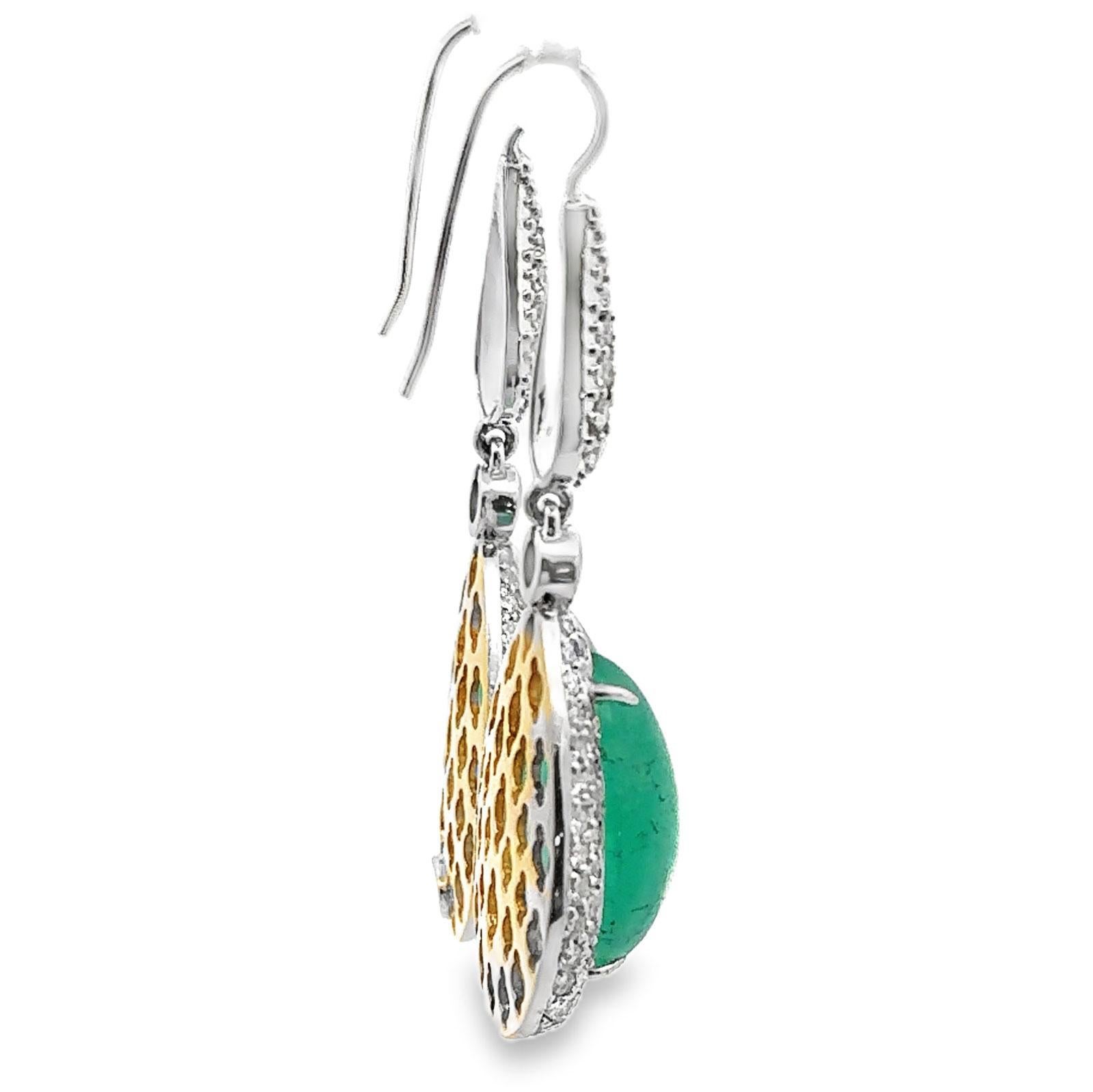 24-karätiger Cabochon-Smaragd-Diamant-Ohrhänger aus 18 Karat zweifarbigem Gold (Moderne) im Angebot