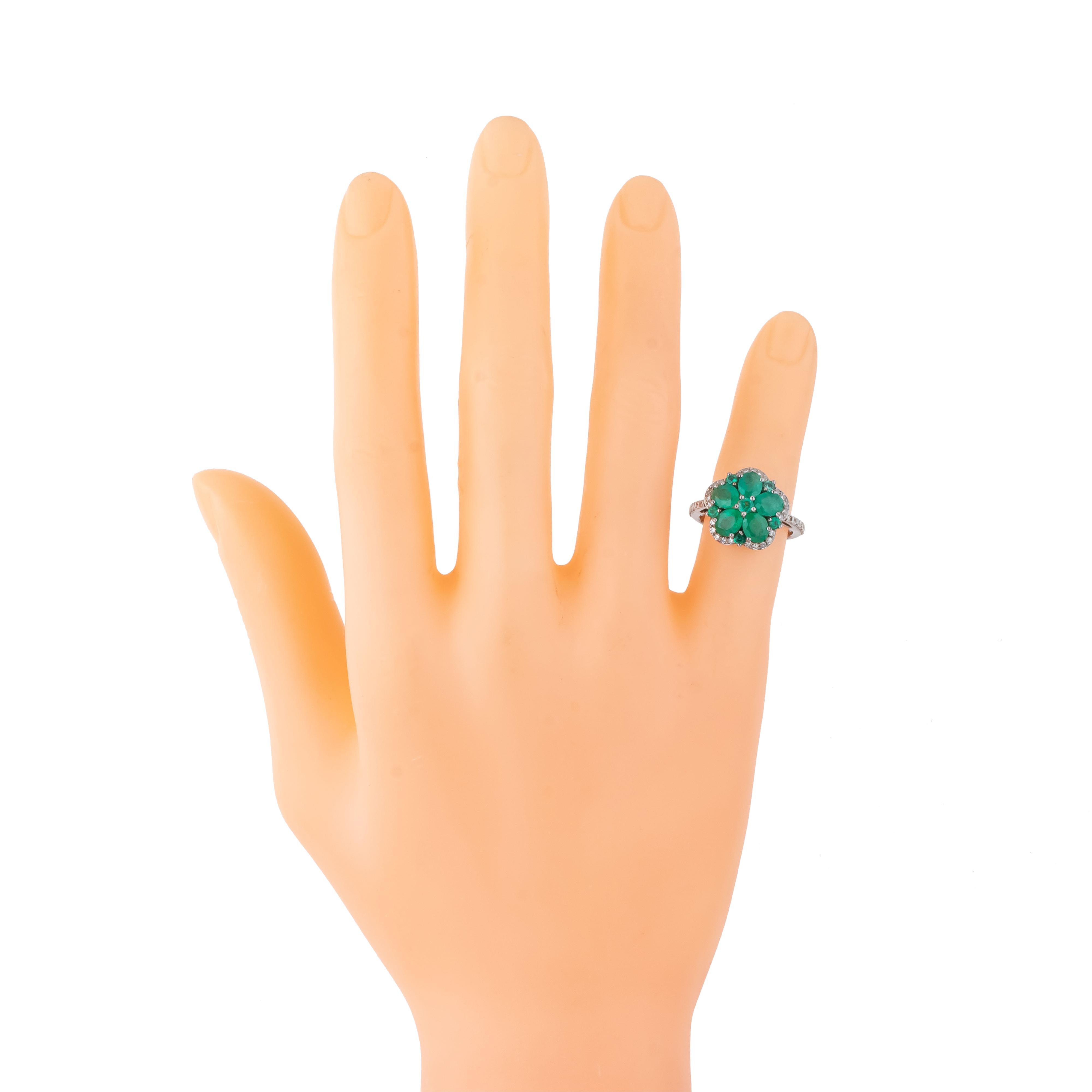 2.4 Carat Diamond and Emerald Flower Ring In New Condition For Sale In Jaipur, IN