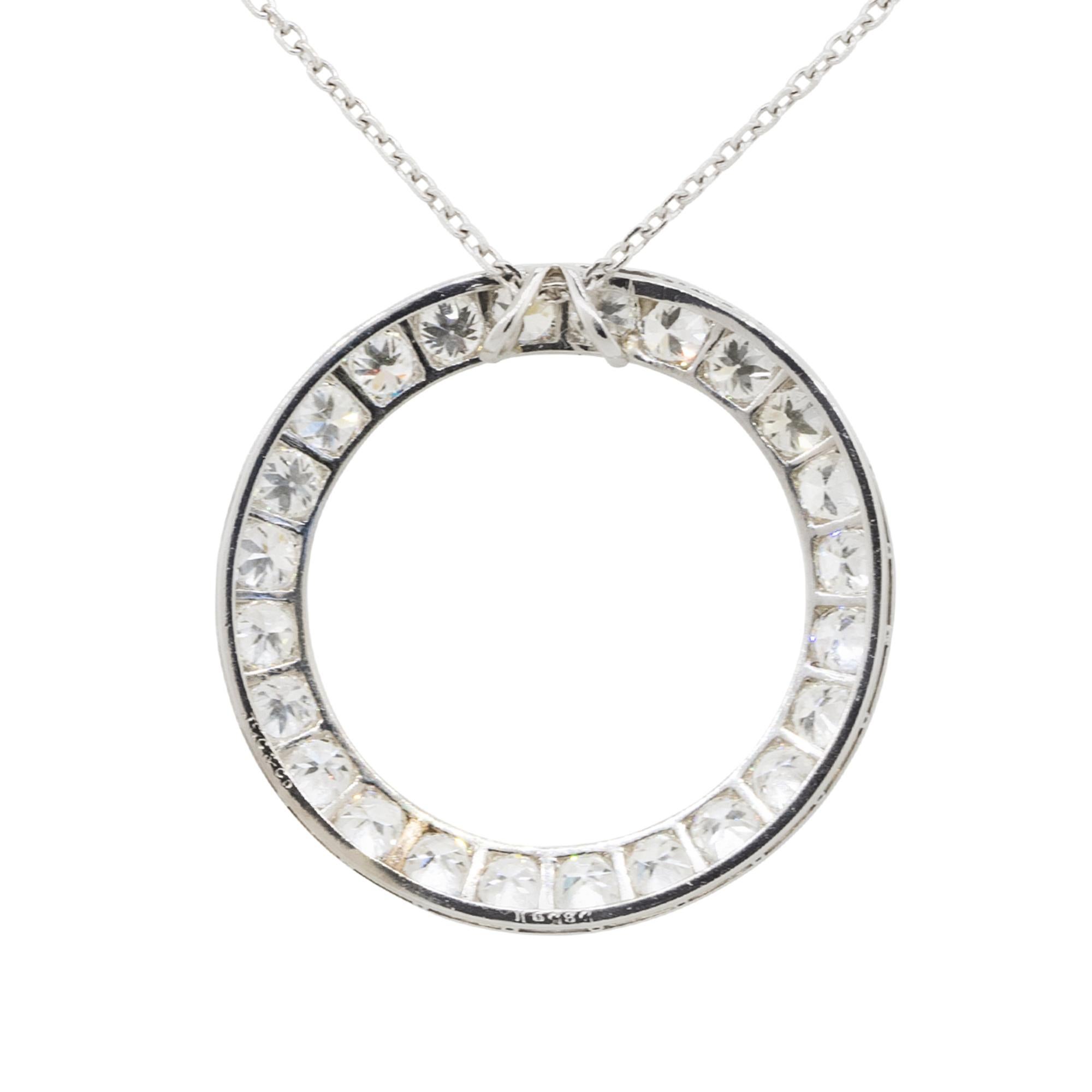 Pendentif en forme de cercle en diamant de 2,4 carats sur chaîne 14 carats, en stock Pour femmes en vente