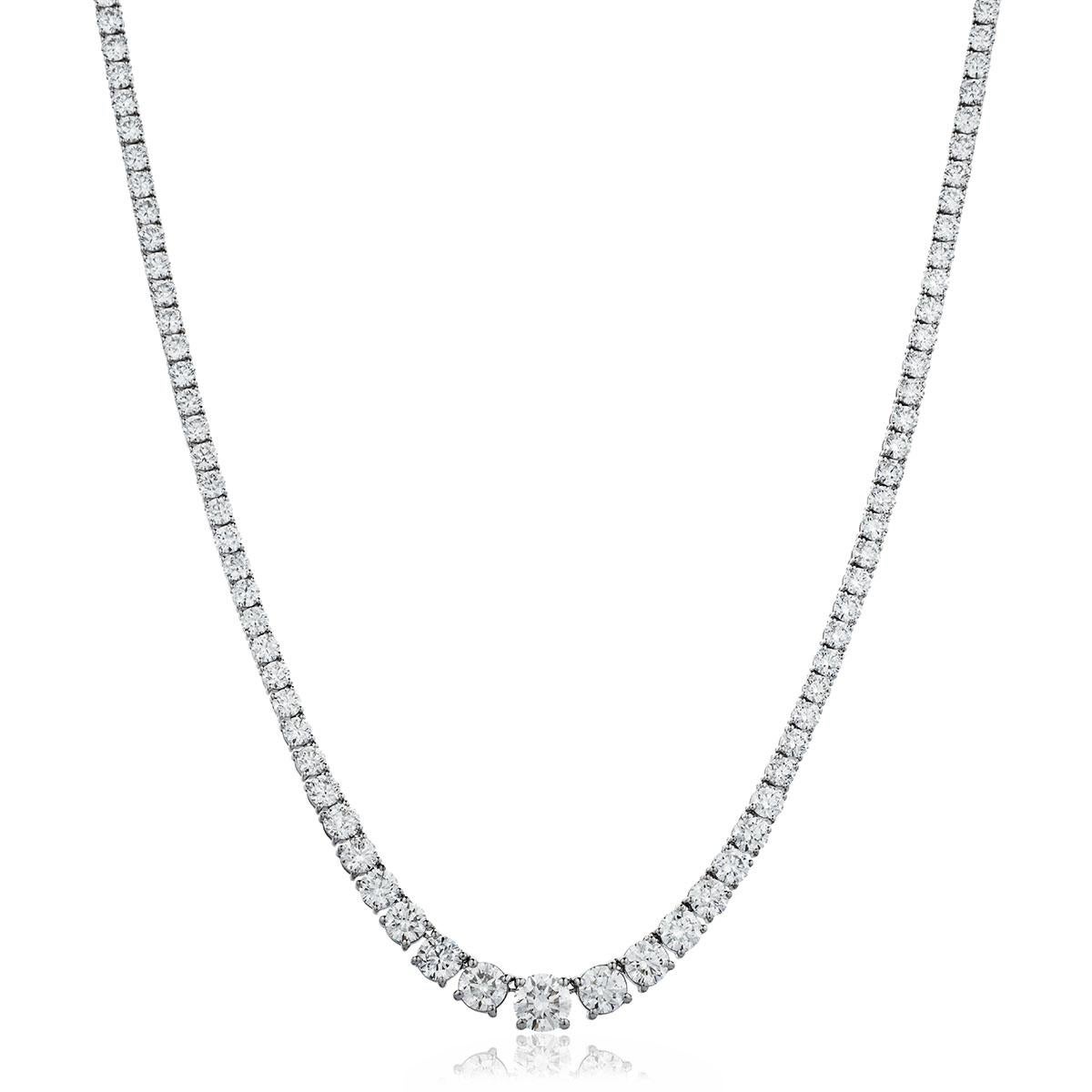 Dieses atemberaubende Riviera-Halsband hat ein Gesamtgewicht von 24,52 Karat in perfekt abgestuften Edelsteinen im runden Brillantschliff mit der strahlend weißen Farbe G und der augenreinen Reinheit SI1, von denen der größte Diamant 0,77 Karat hat.