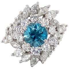 Bague cocktail en platine avec tourbillon de diamants de 2,4 carats et zircon bleu, vers 1960