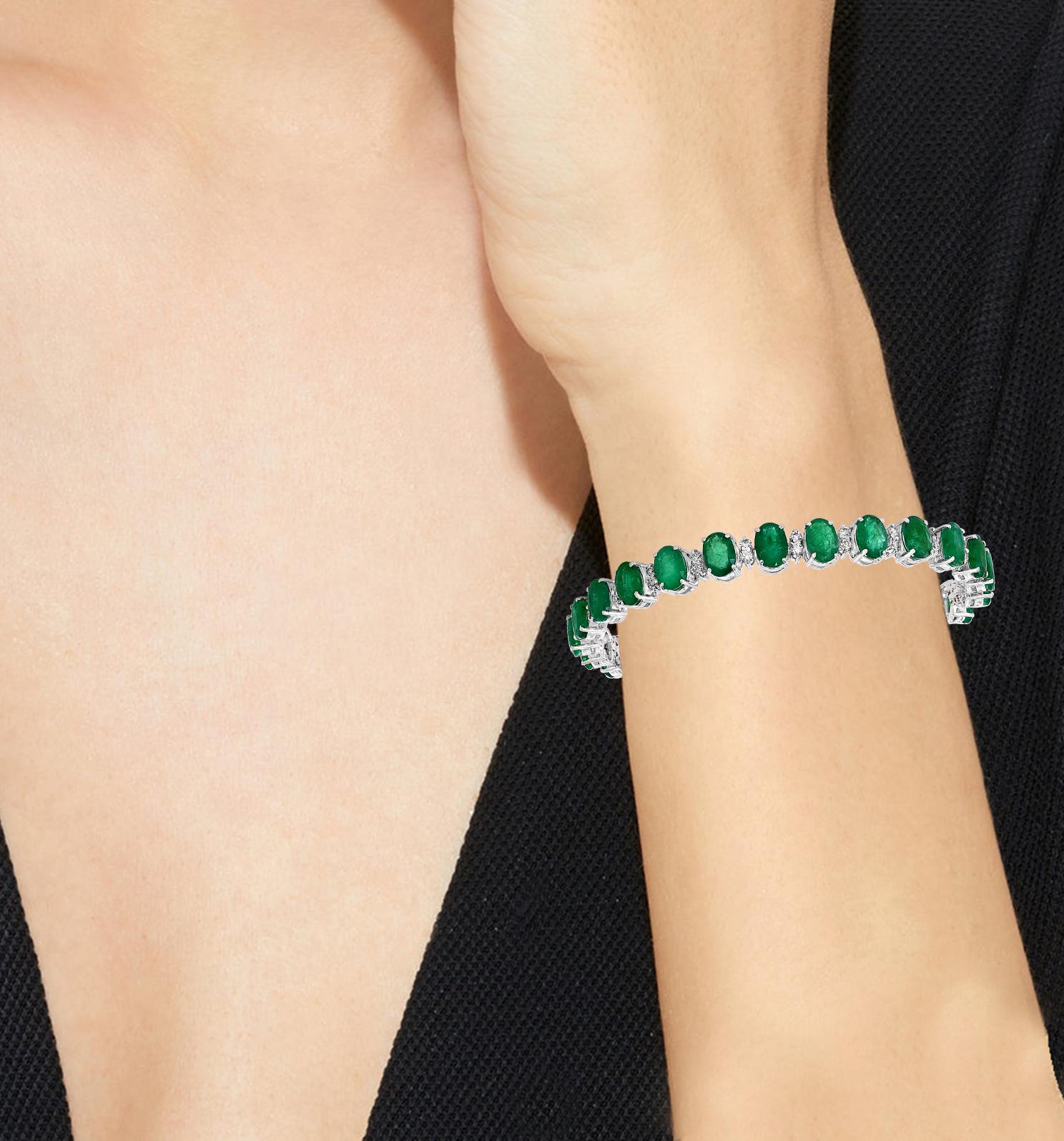 24 Carat Emerald 1.6 Carat Diamond Tennis Bracelet 14 Karat White Gold, 23 GM In Excellent Condition For Sale In New York, NY