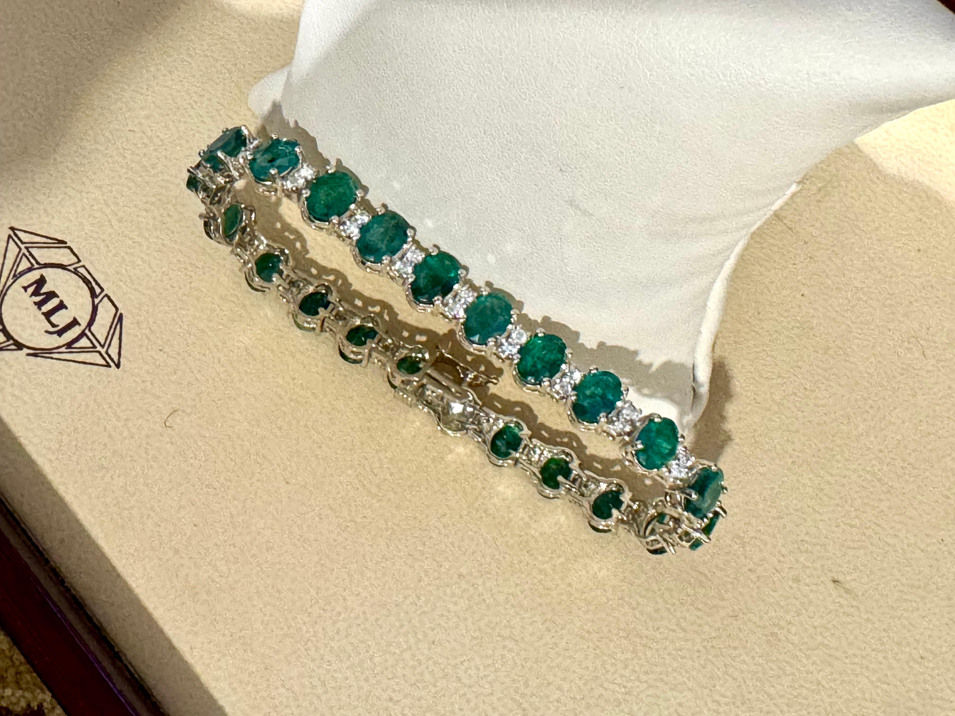 24 Carat Emerald 1.6 Carat Diamond Tennis Bracelet 14 Karat White Gold, 23 GM For Sale 1