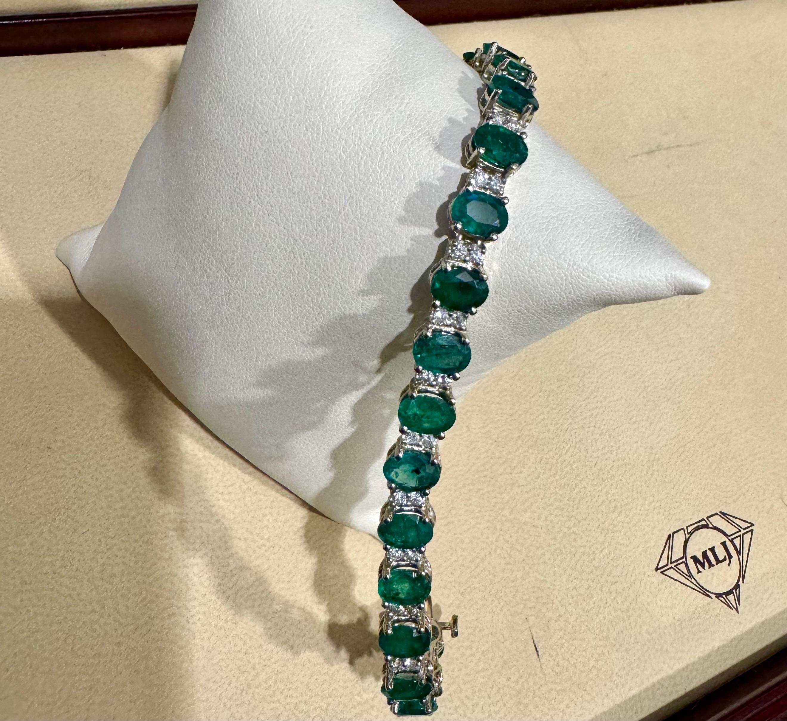 24 Carat Emerald 1.6 Carat Diamond Tennis Bracelet 14 Karat White Gold, 23 GM For Sale 3