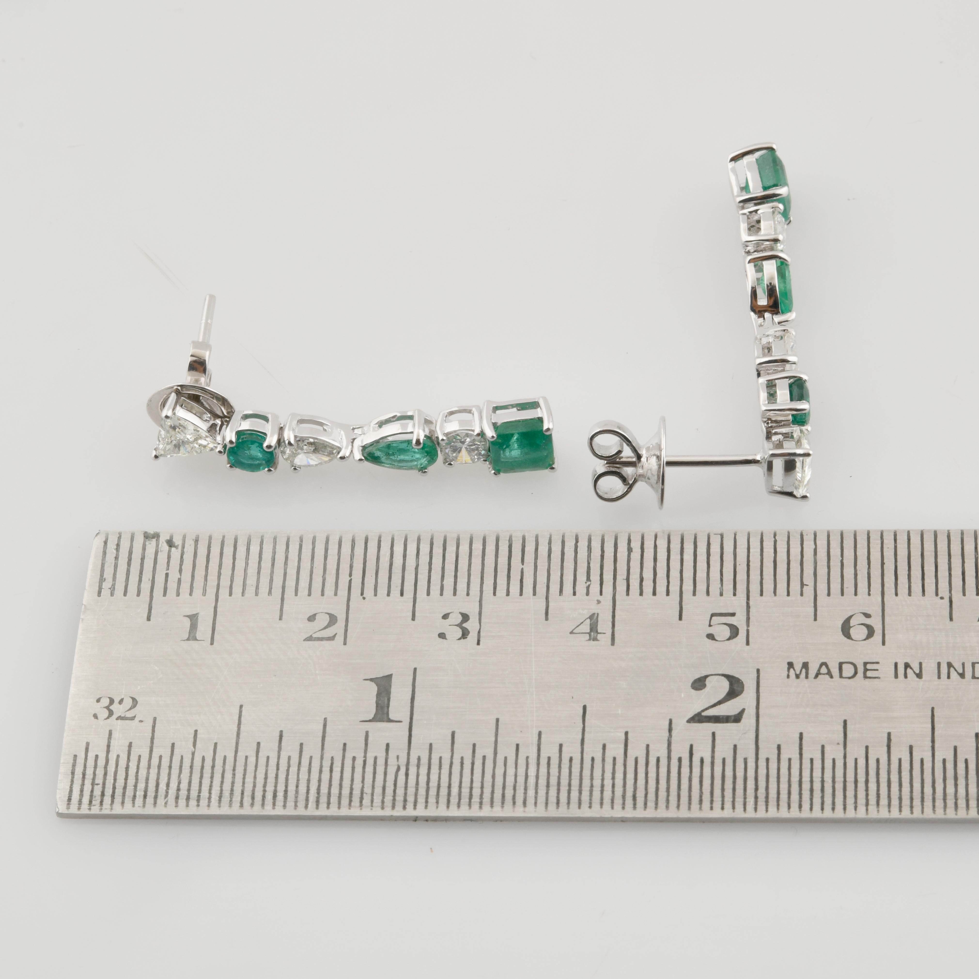 Taglio trillion 2.4 Carat Emerald Dangle Earrings 1.35 Carat Trillion Diamond 18 Kara White Gold in vendita