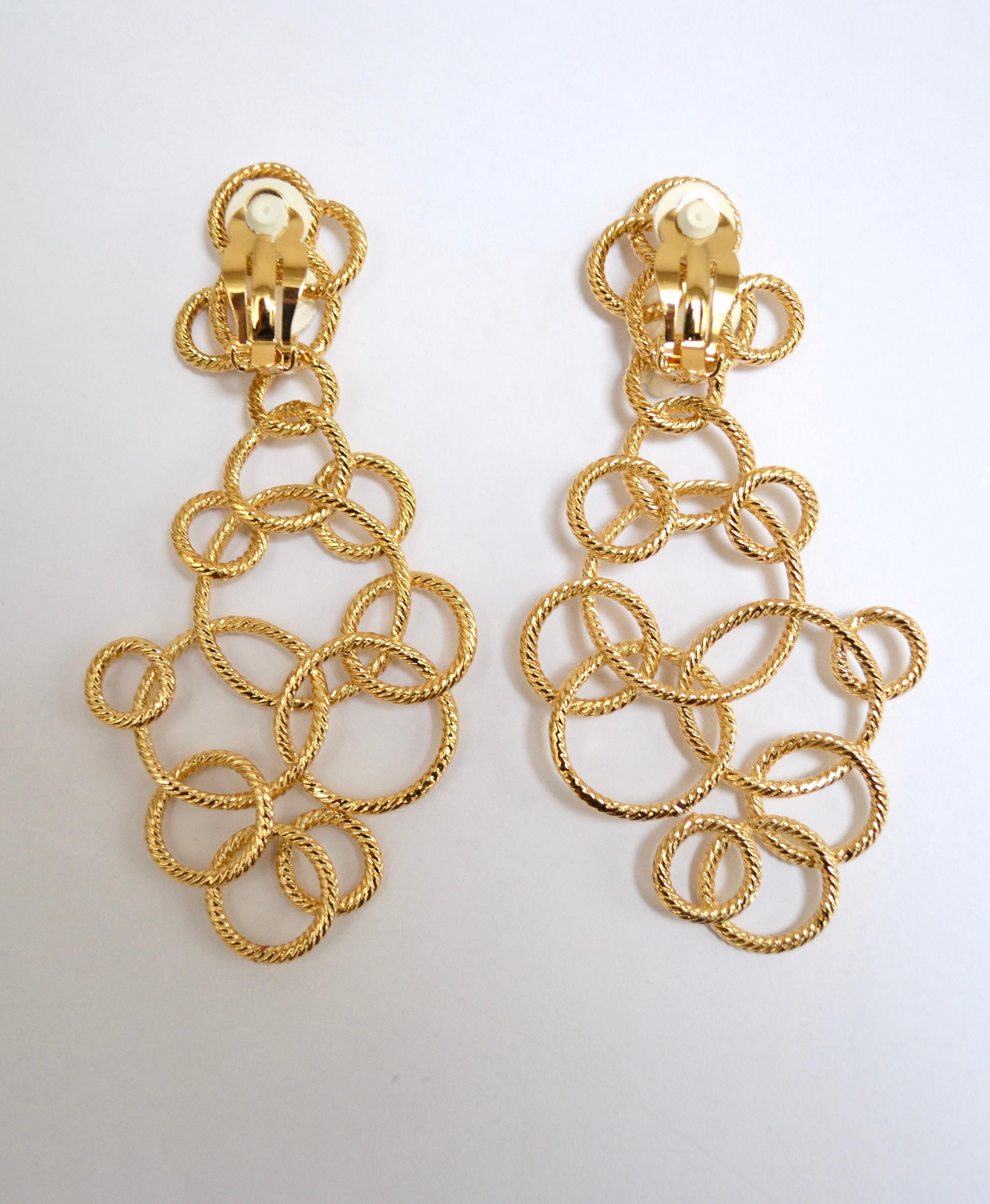 24-carat gilded bronze braided metal.An intricate design of different circles create an amazing statement earring.
Sylvie Blet , the designer, was Robert Goossens personal assistant in all of his creations. She worked by his side for 20 years