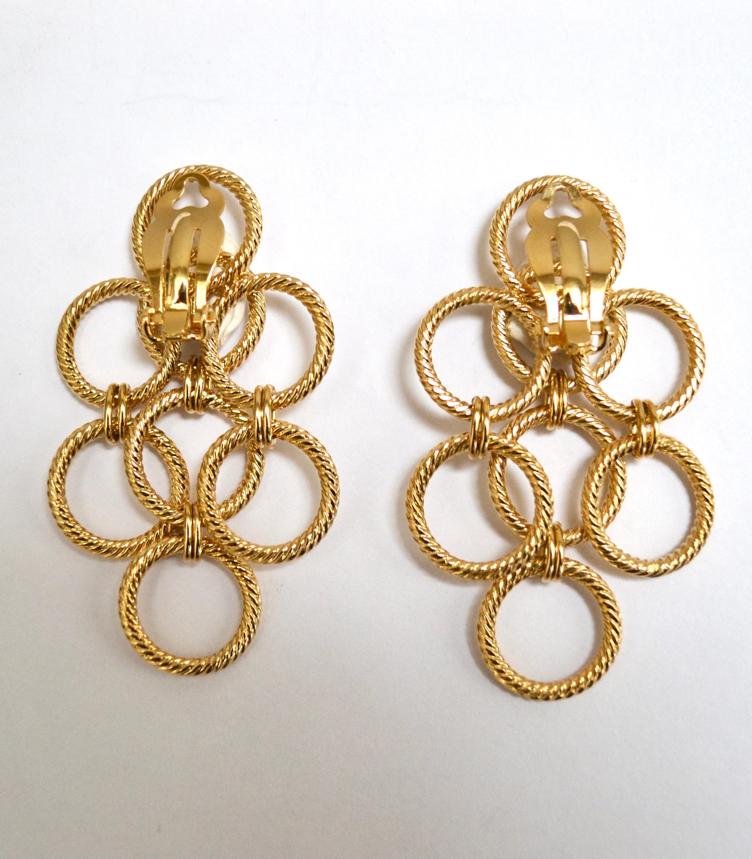 24-carat gilded bronze braided metal.An intricate design of different circles create an amazing statement earring.
Sylvie Blet, the designer was Robert Goossens personal assistant in all of his creations. She worked by his side for 20 years creating