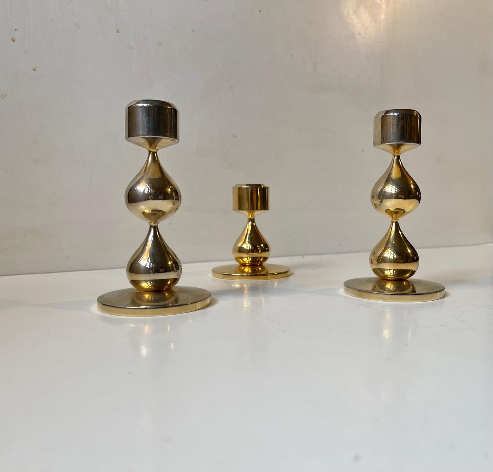 A set of 3 teardrop shaped candlesticks with respectively 1 and two teardrops 2+1. These organically shaped beauties are covered in 24-carat gold-plating. Designed by Hugo Asmussen during the 1960s and manufactured by Asmussen in Denmark circa
