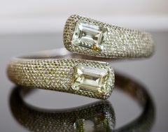 Bracelet manchette en or blanc 14 carats avec améthyste verte de 24 carats, péridots et topaze blanche