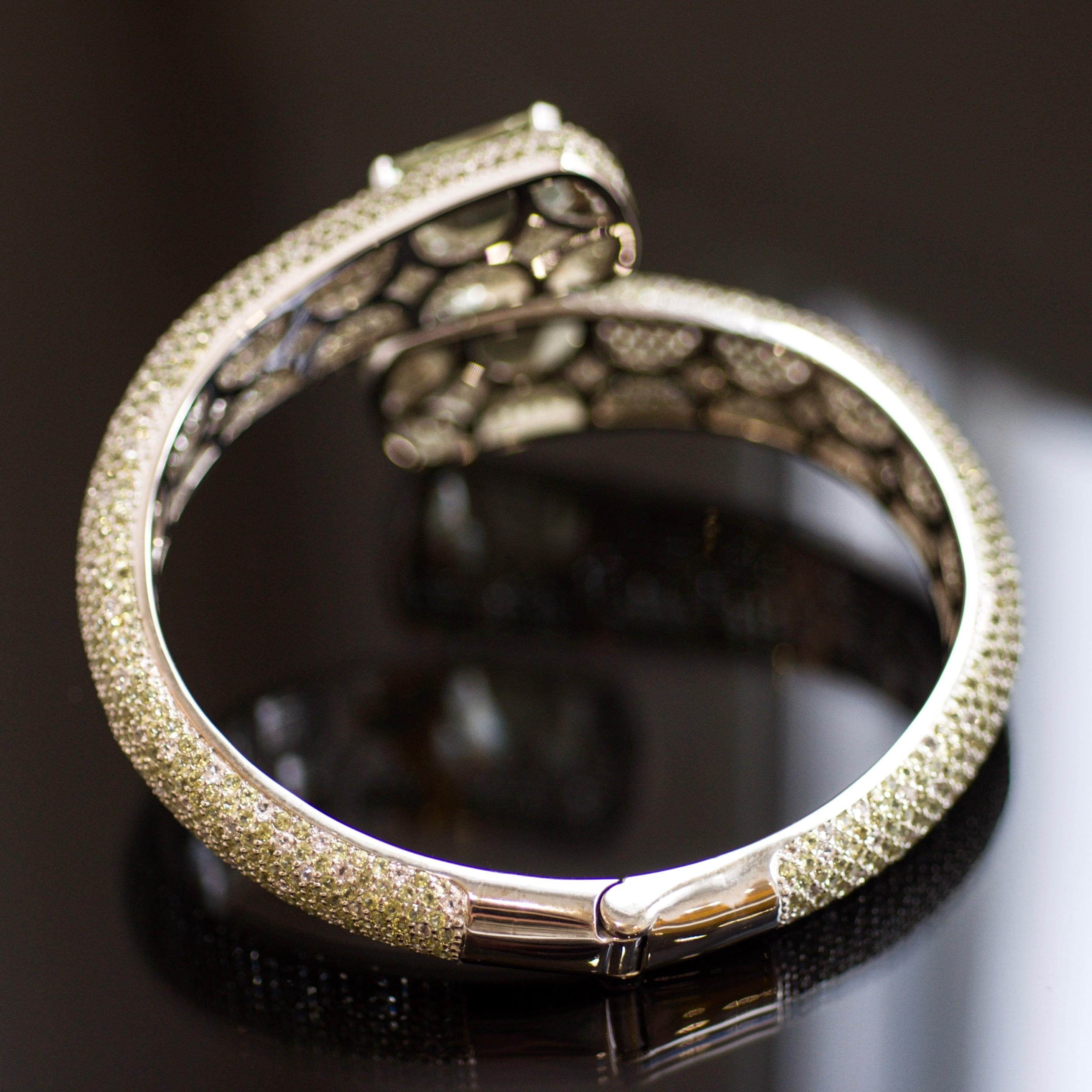 24 Carat Green Amethyst Peridot White Topaz 14 Karat White Gold Cuff Bracelet In New Condition For Sale In Singapore, SG